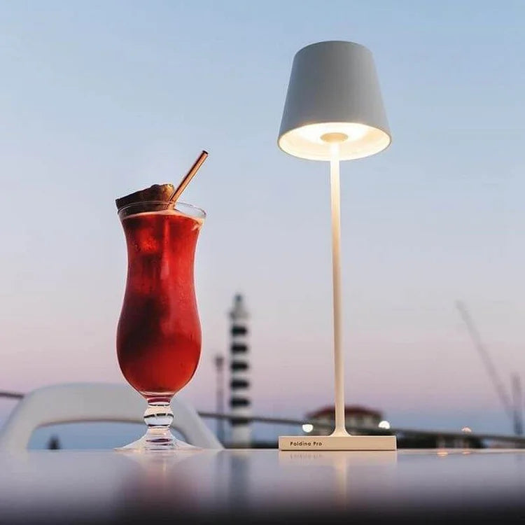 "Moderne, bærbar trådløs LED-bordlampe med dimmefunksjon og vanntett design, perfekt for inne- og utebruk."