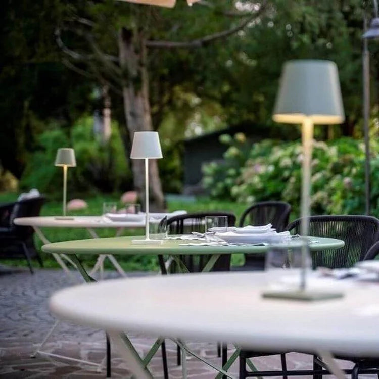 "Moderne, bærbar trådløs LED-bordlampe med dimmefunksjon og vanntett design, perfekt for inne- og utebruk."