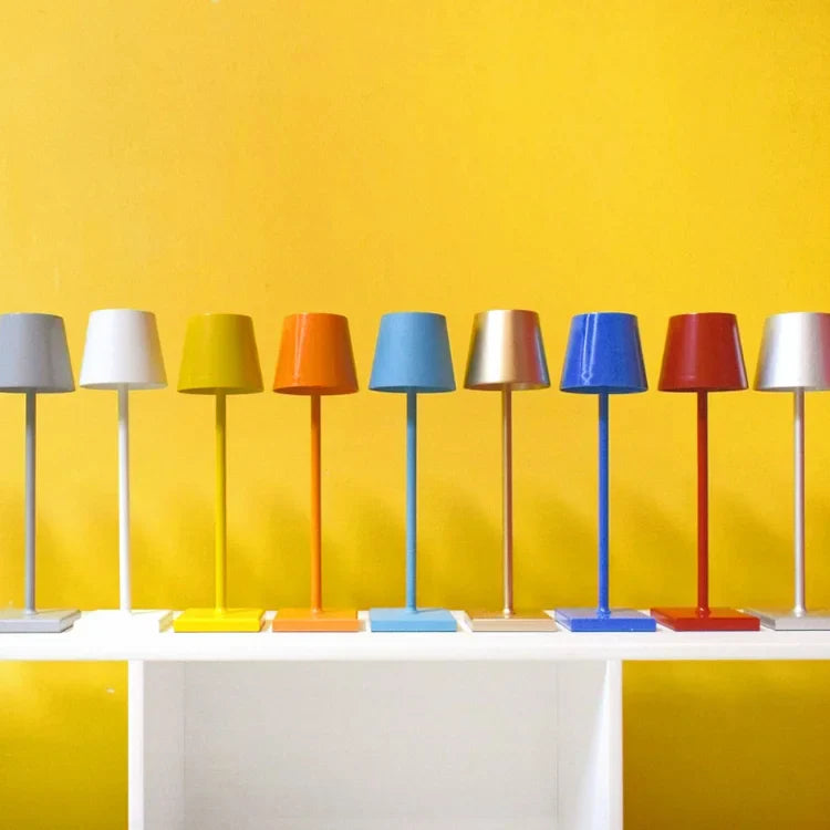 "Moderne, bærbar trådløs LED-bordlampe med dimmefunksjon og vanntett design, perfekt for inne- og utebruk."