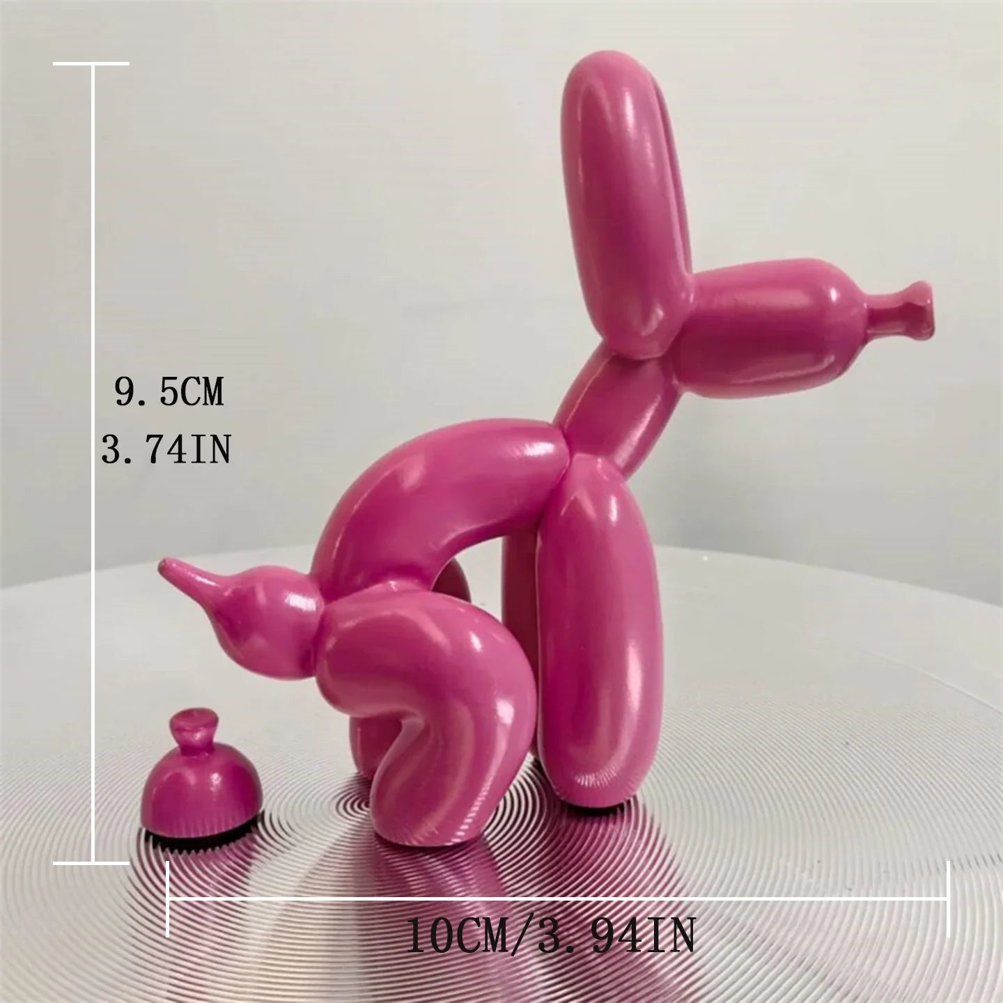 Glansfull ballonghund dekorasjon, lilla, i et minimalistisk hjem. Skulpturell pyntegjenstand.