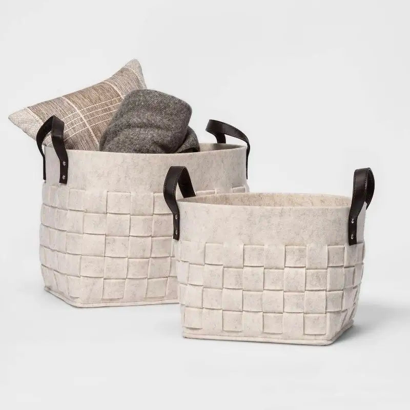 Funksjonelle minimalistiske kurver i beige for ryddig romorganisering; ideell for dekorasjon og interiør.