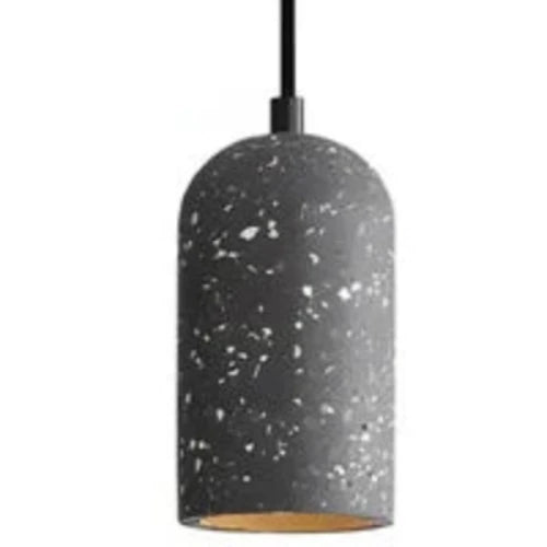 Moderne betong pendellampe med industrielt design og justerbar ledning, gir mykt lys i grå, svart eller lysegrå farge.