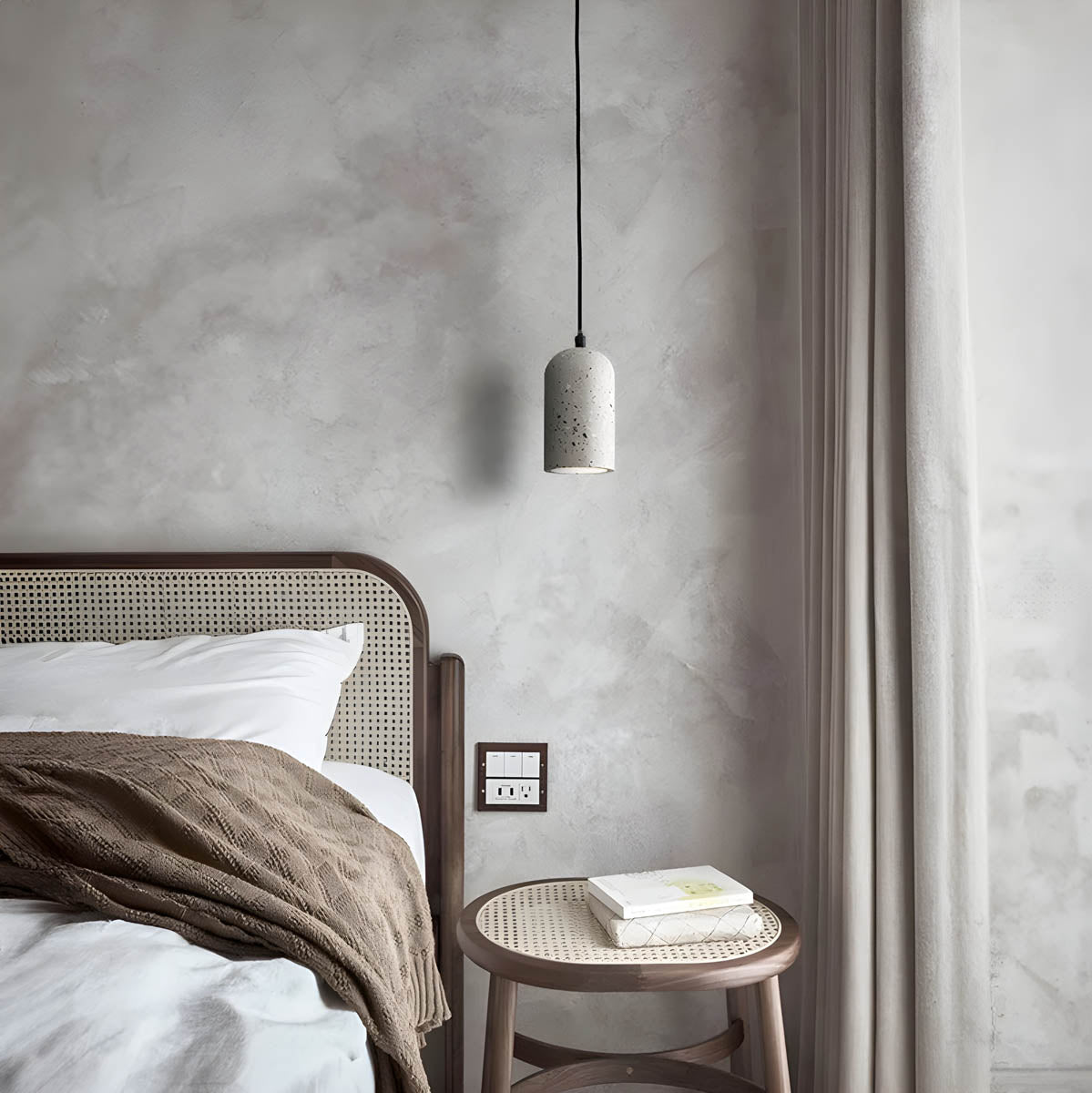 Moderne betong pendellampe med industrielt design og justerbar ledning, gir mykt lys i grå, svart eller lysegrå farge.