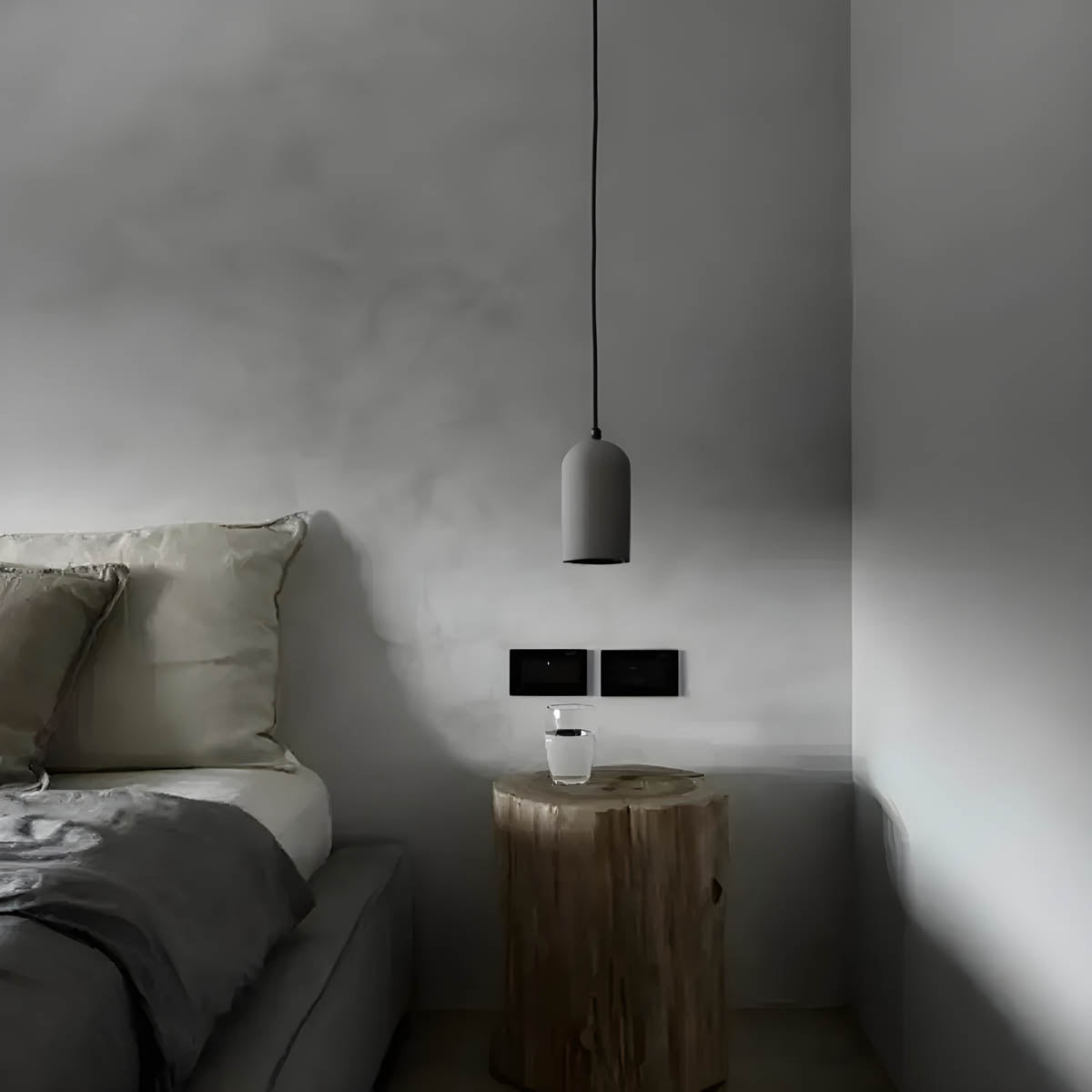 Moderne betong pendellampe med industrielt design og justerbar ledning, gir mykt lys i grå, svart eller lysegrå farge.