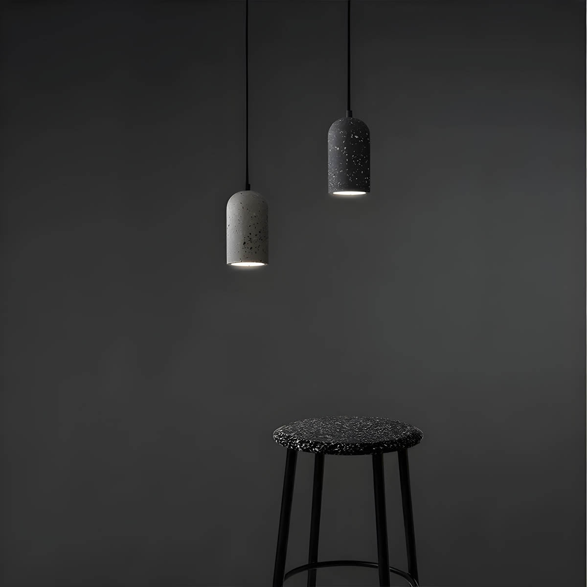 Moderne betong pendellampe med industrielt design og justerbar ledning, gir mykt lys i grå, svart eller lysegrå farge.
