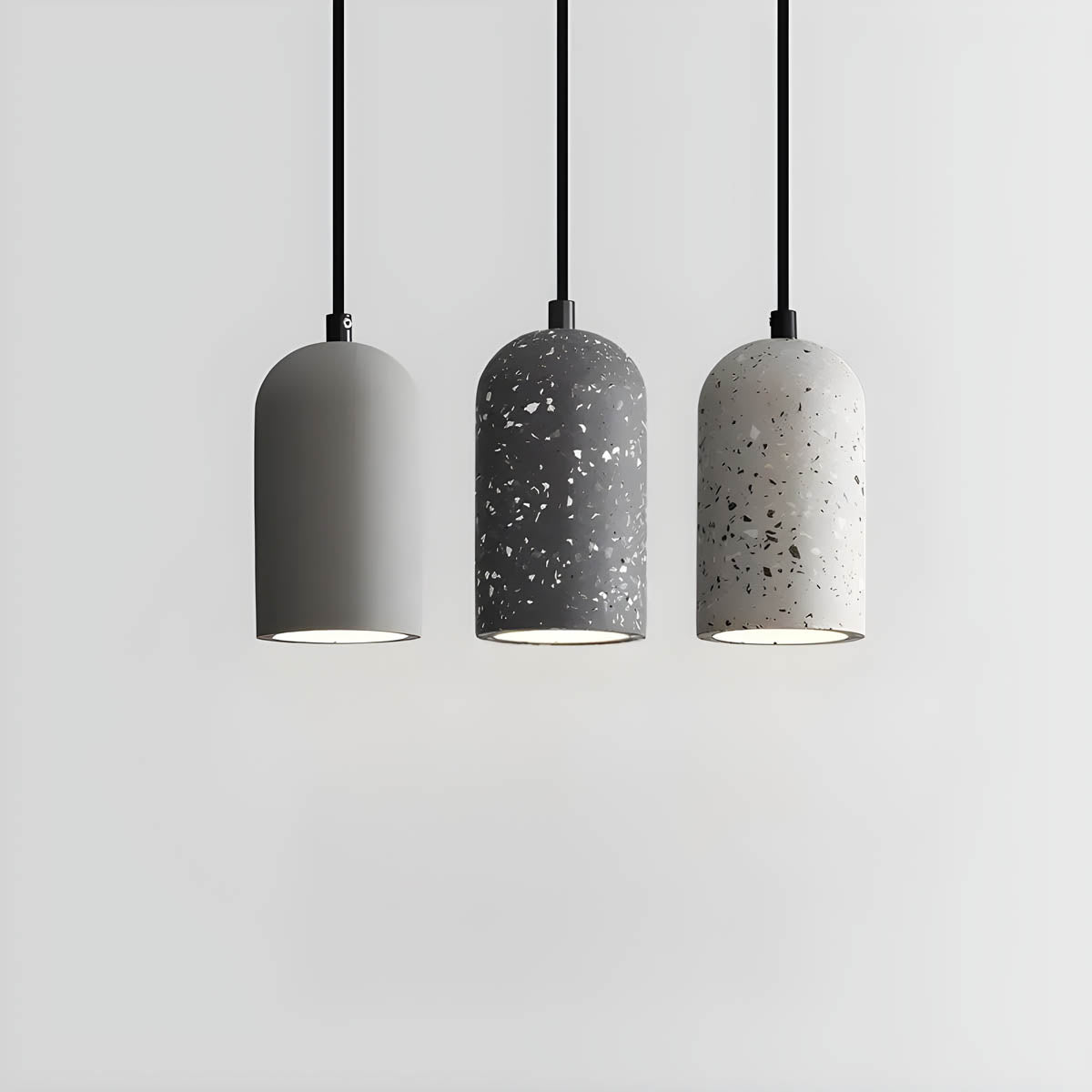 Moderne betong pendellampe med industrielt design og justerbar ledning, gir mykt lys i grå, svart eller lysegrå farge.