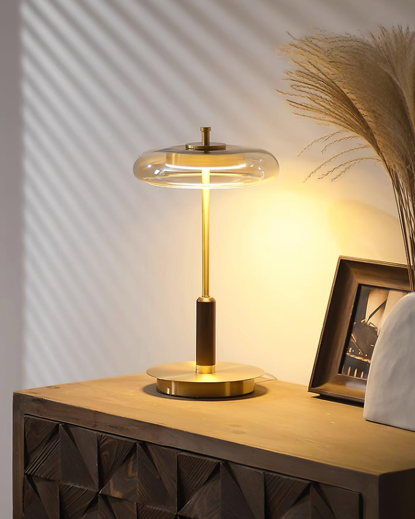 "Moderne bordlampe med elegant LED-lys, kombinerer glass og metall for et stilrent uttrykk, perfekt for stuebordet."