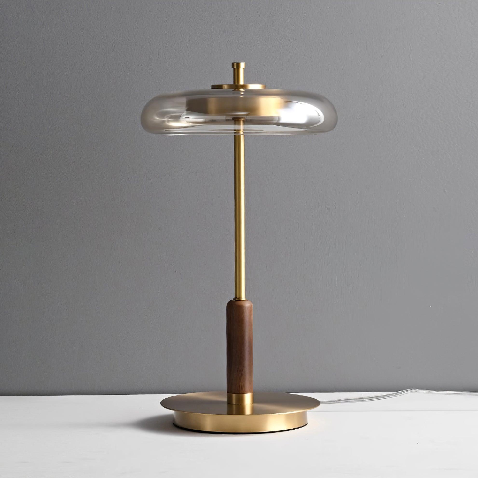 "Moderne bordlampe med elegant LED-lys, kombinerer glass og metall for et stilrent uttrykk, perfekt for stuebordet."