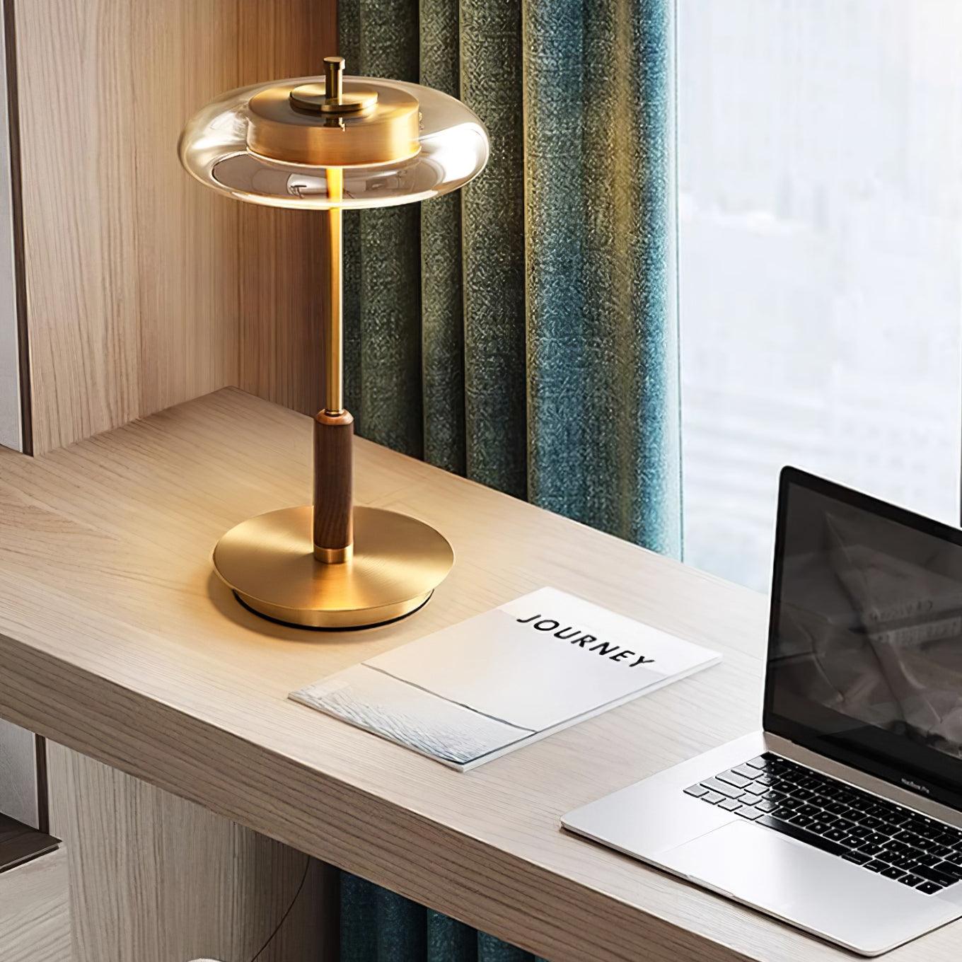 "Moderne bordlampe med elegant LED-lys, kombinerer glass og metall for et stilrent uttrykk, perfekt for stuebordet."