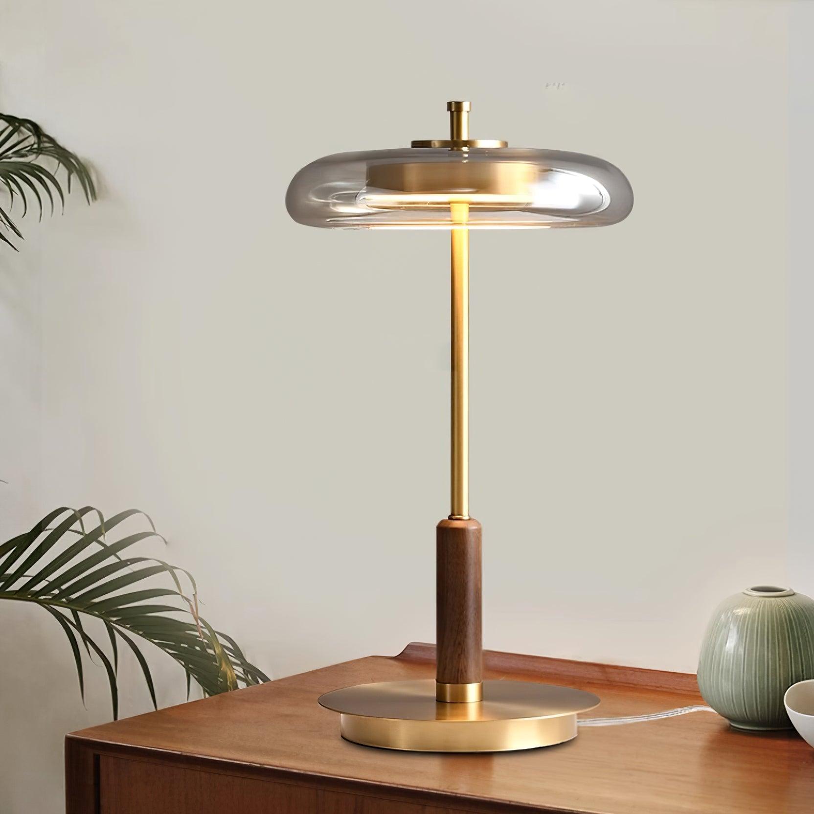 "Moderne bordlampe med elegant LED-lys, kombinerer glass og metall for et stilrent uttrykk, perfekt for stuebordet."