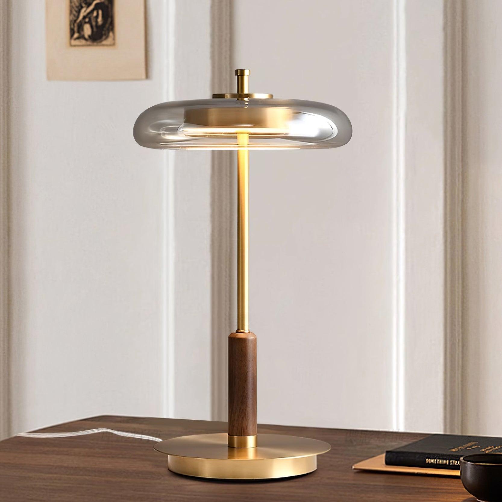 "Moderne bordlampe med elegant LED-lys, kombinerer glass og metall for et stilrent uttrykk, perfekt for stuebordet."