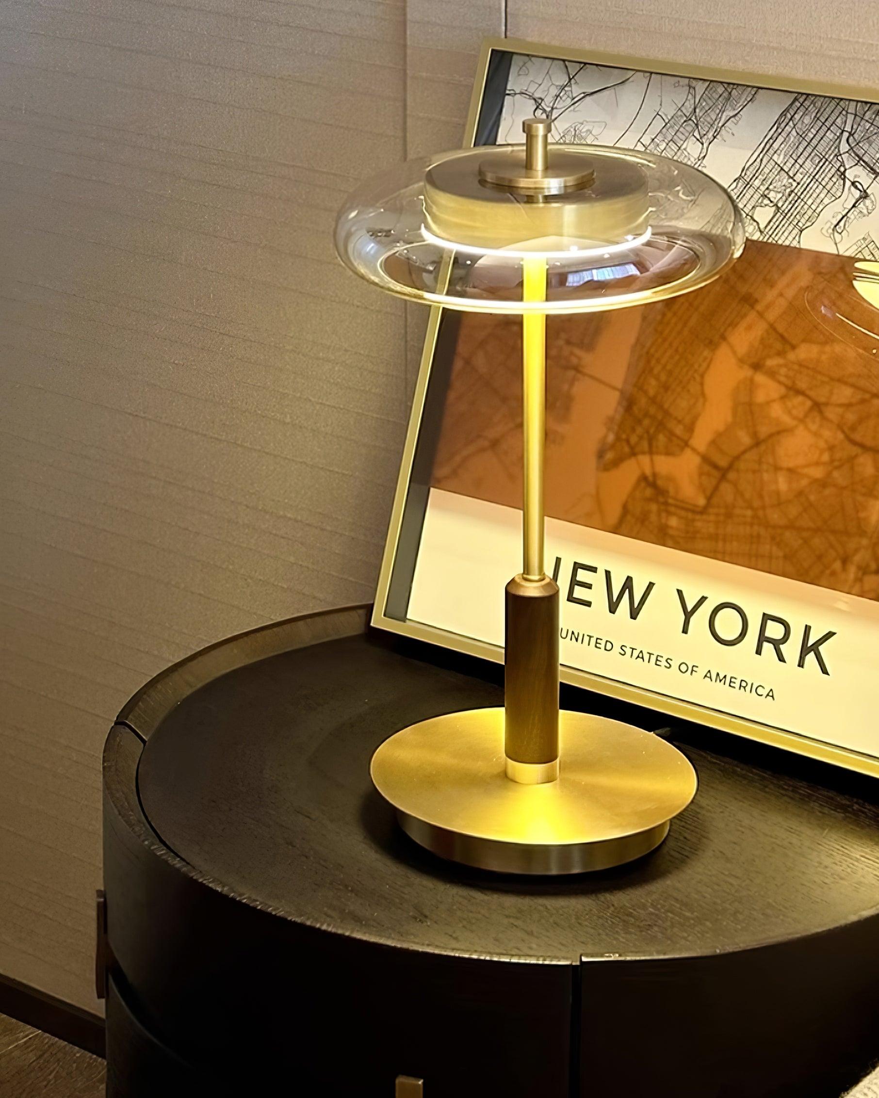 "Moderne bordlampe med elegant LED-lys, kombinerer glass og metall for et stilrent uttrykk, perfekt for stuebordet."
