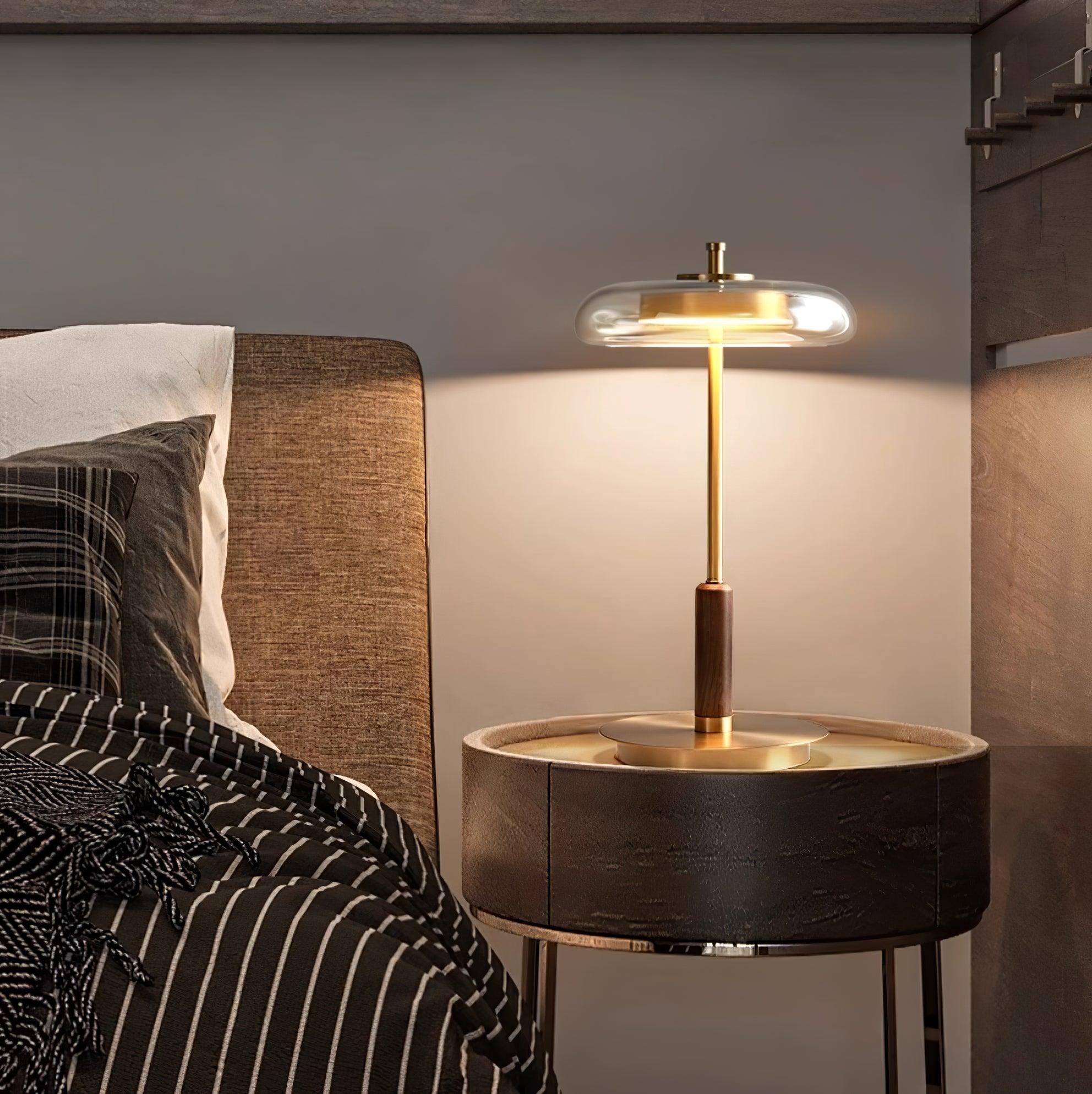 "Moderne bordlampe med elegant LED-lys, kombinerer glass og metall for et stilrent uttrykk, perfekt for stuebordet."