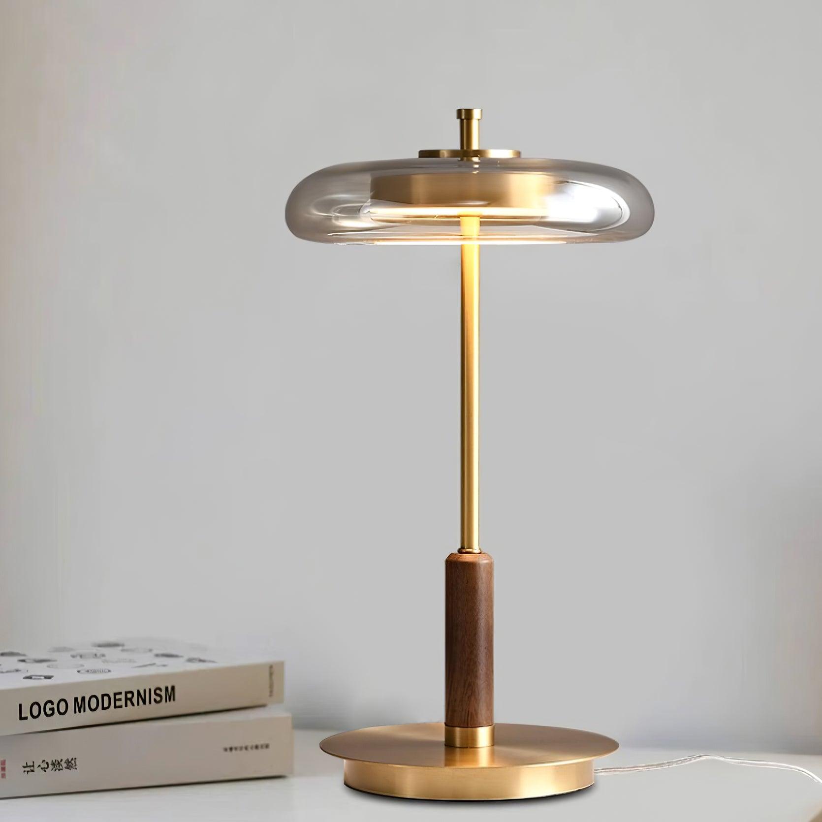 "Moderne bordlampe med elegant LED-lys, kombinerer glass og metall for et stilrent uttrykk, perfekt for stuebordet."