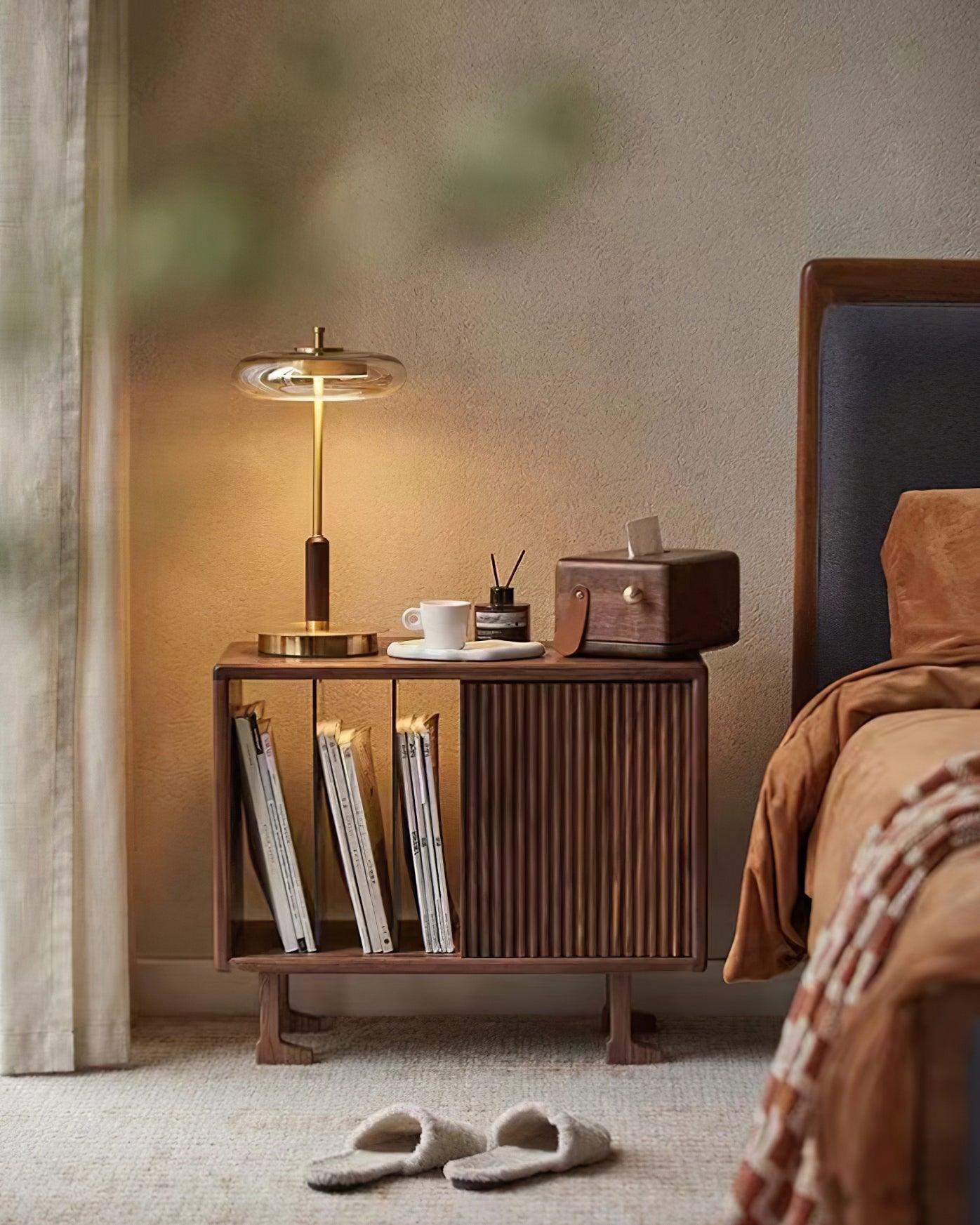 "Moderne bordlampe med elegant LED-lys, kombinerer glass og metall for et stilrent uttrykk, perfekt for stuebordet."