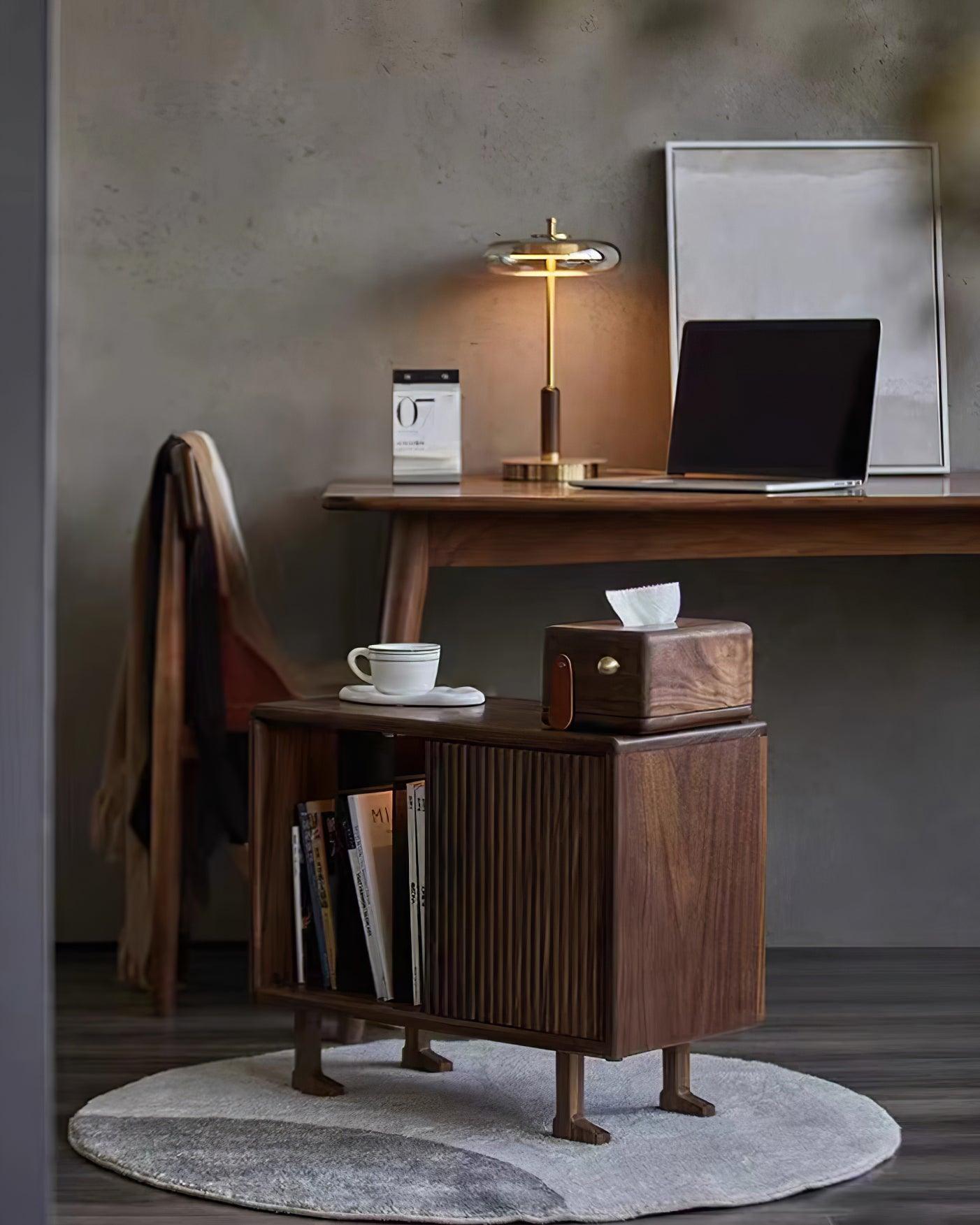 "Moderne bordlampe med elegant LED-lys, kombinerer glass og metall for et stilrent uttrykk, perfekt for stuebordet."