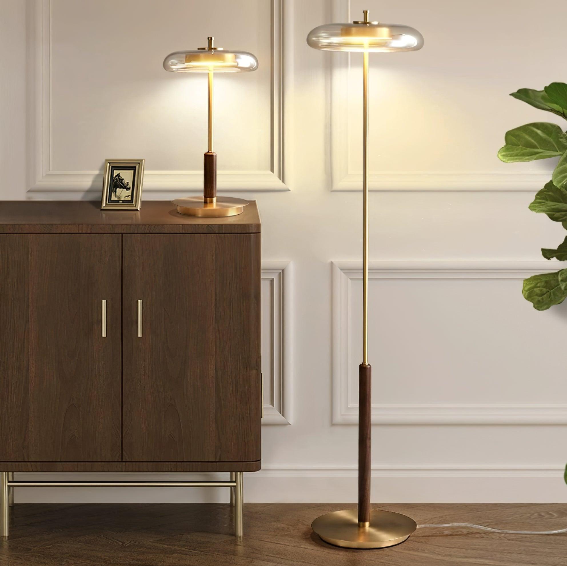 "Moderne bordlampe med elegant LED-lys, kombinerer glass og metall for et stilrent uttrykk, perfekt for stuebordet."