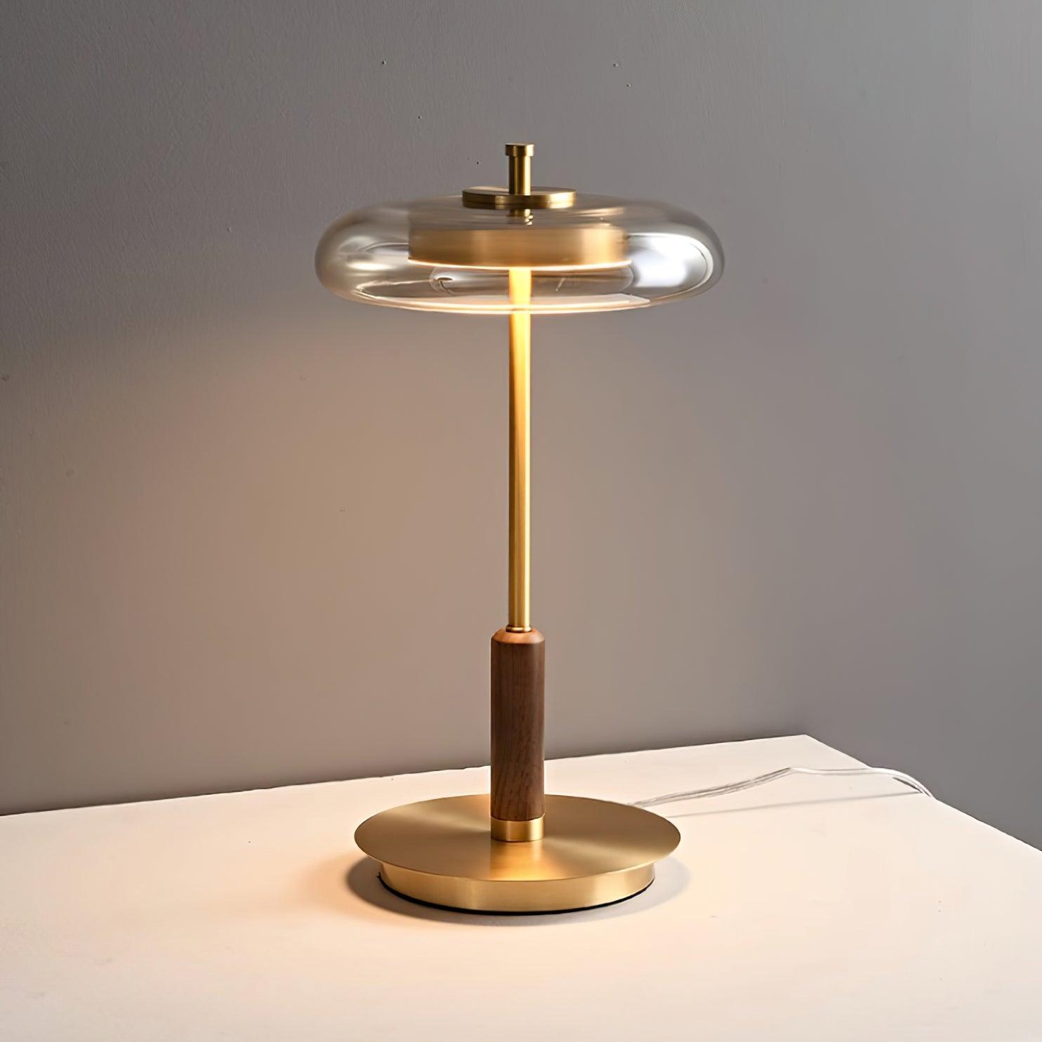 "Moderne bordlampe med elegant LED-lys, kombinerer glass og metall for et stilrent uttrykk, perfekt for stuebordet."