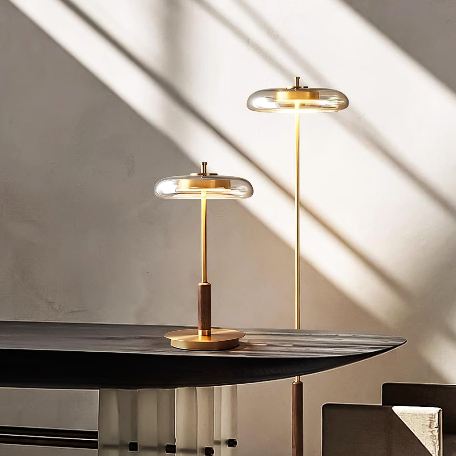 "Moderne bordlampe med elegant LED-lys, kombinerer glass og metall for et stilrent uttrykk, perfekt for stuebordet."