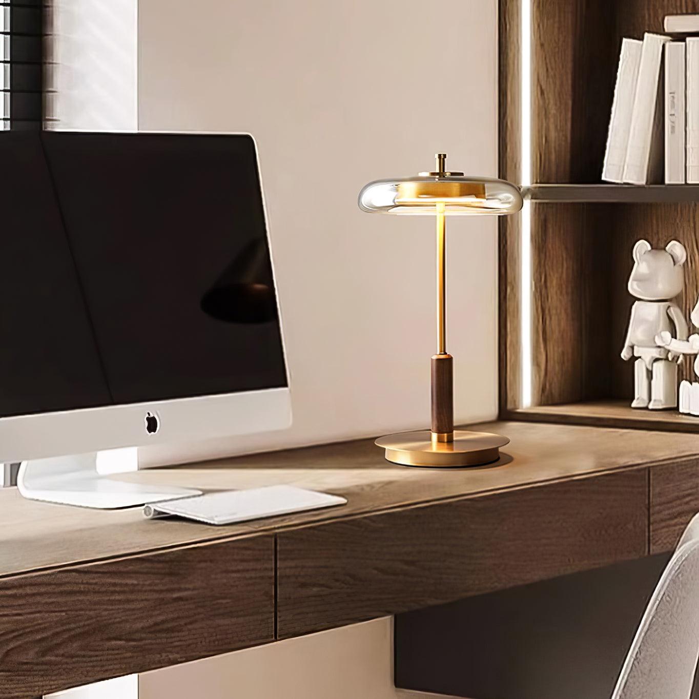 "Moderne bordlampe med elegant LED-lys, kombinerer glass og metall for et stilrent uttrykk, perfekt for stuebordet."