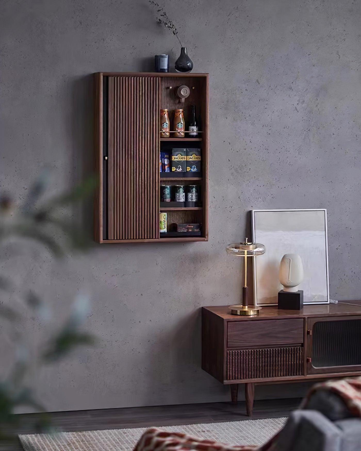 "Moderne bordlampe med elegant LED-lys, kombinerer glass og metall for et stilrent uttrykk, perfekt for stuebordet."