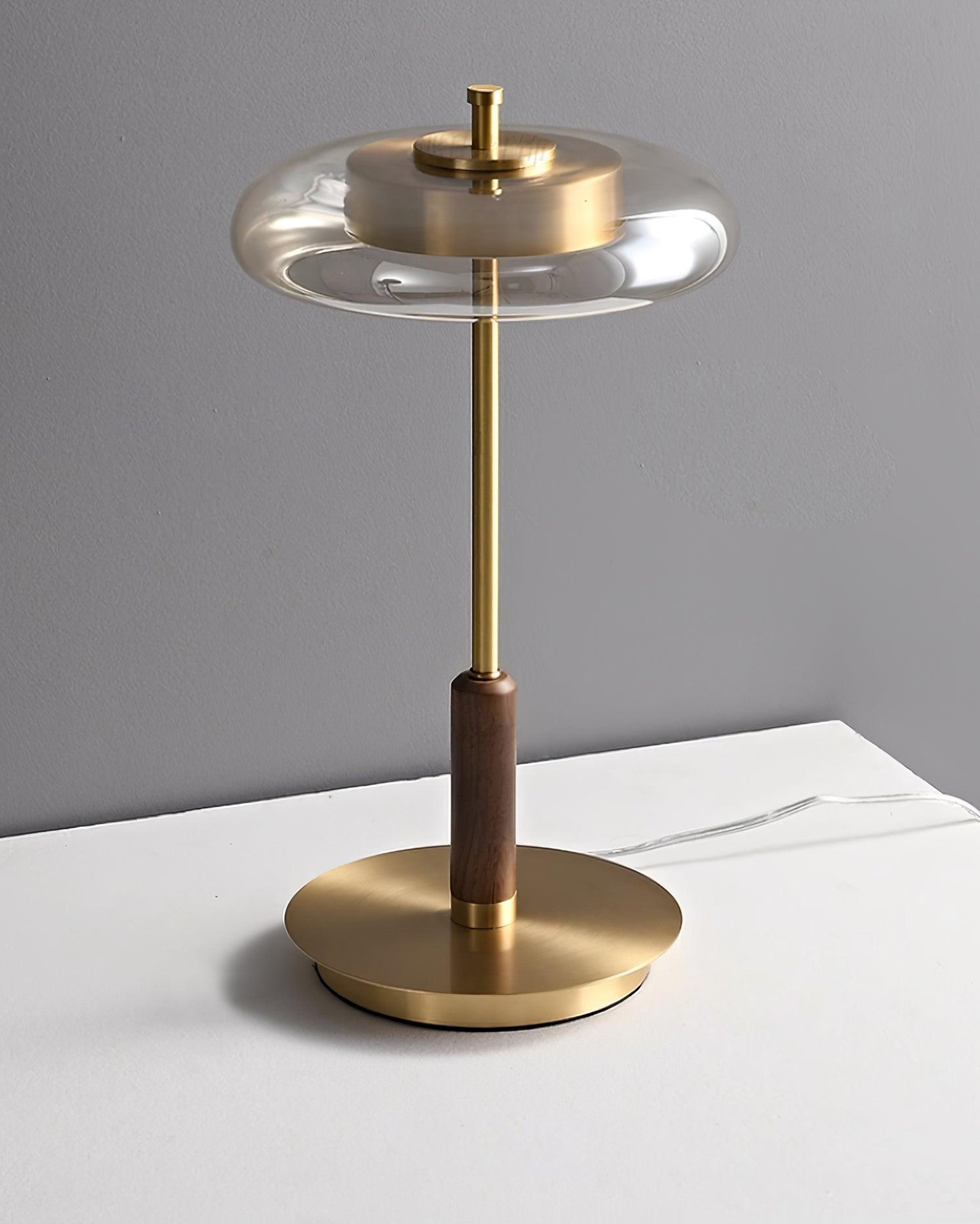 "Moderne bordlampe med elegant LED-lys, kombinerer glass og metall for et stilrent uttrykk, perfekt for stuebordet."
