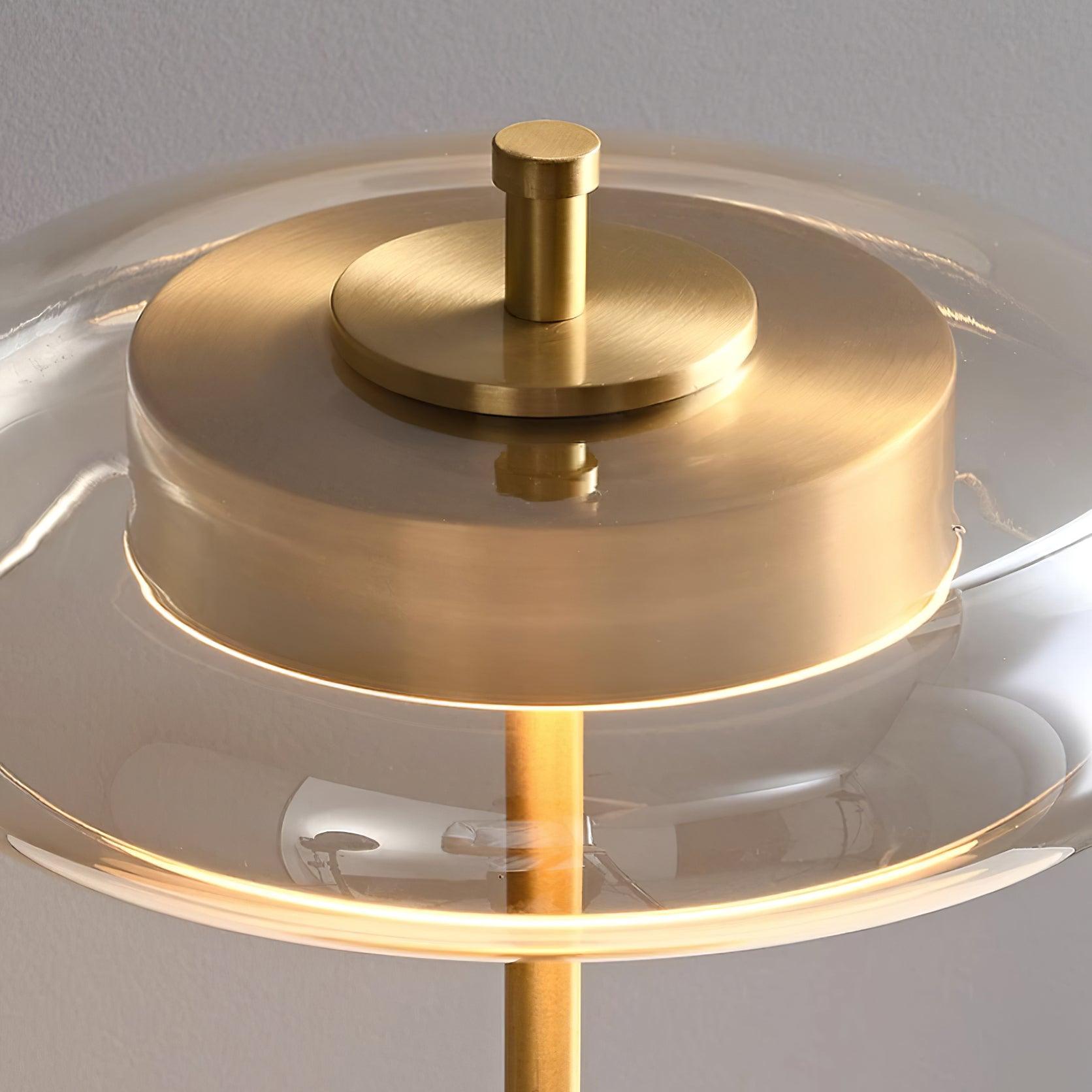 "Moderne bordlampe med elegant LED-lys, kombinerer glass og metall for et stilrent uttrykk, perfekt for stuebordet."