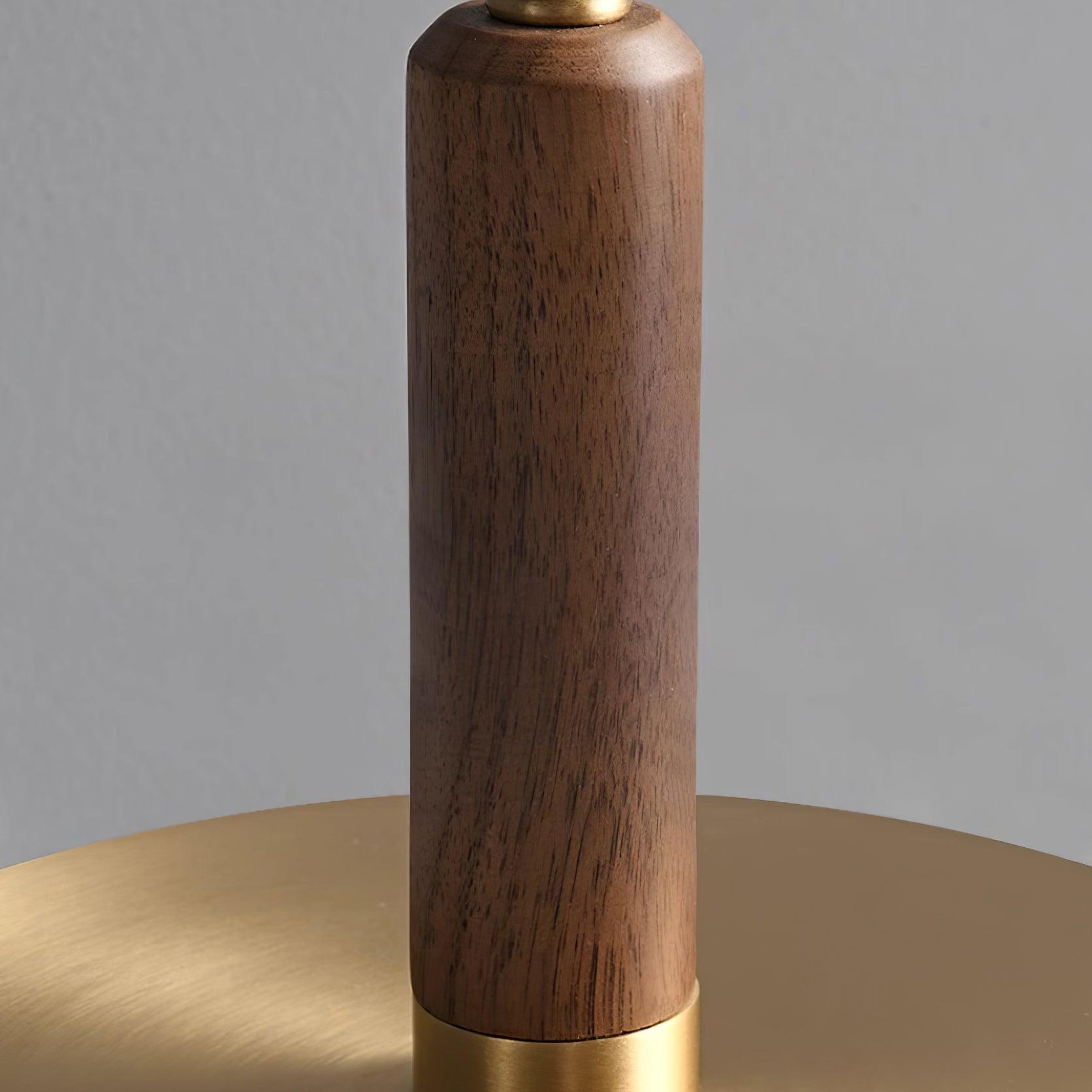 "Moderne bordlampe med elegant LED-lys, kombinerer glass og metall for et stilrent uttrykk, perfekt for stuebordet."