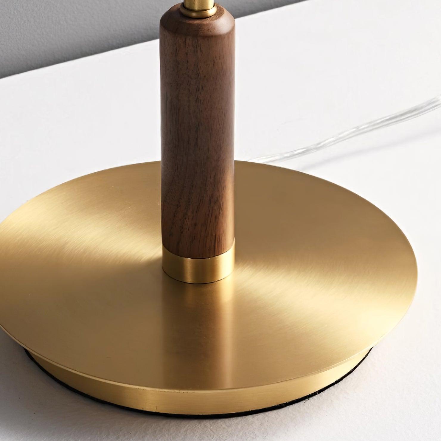 "Moderne bordlampe med elegant LED-lys, kombinerer glass og metall for et stilrent uttrykk, perfekt for stuebordet."