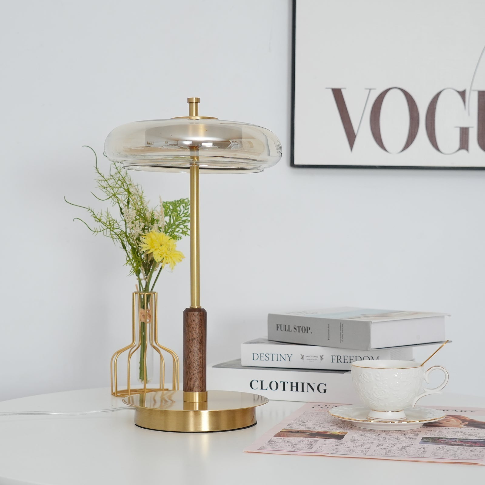 "Moderne bordlampe med elegant LED-lys, kombinerer glass og metall for et stilrent uttrykk, perfekt for stuebordet."