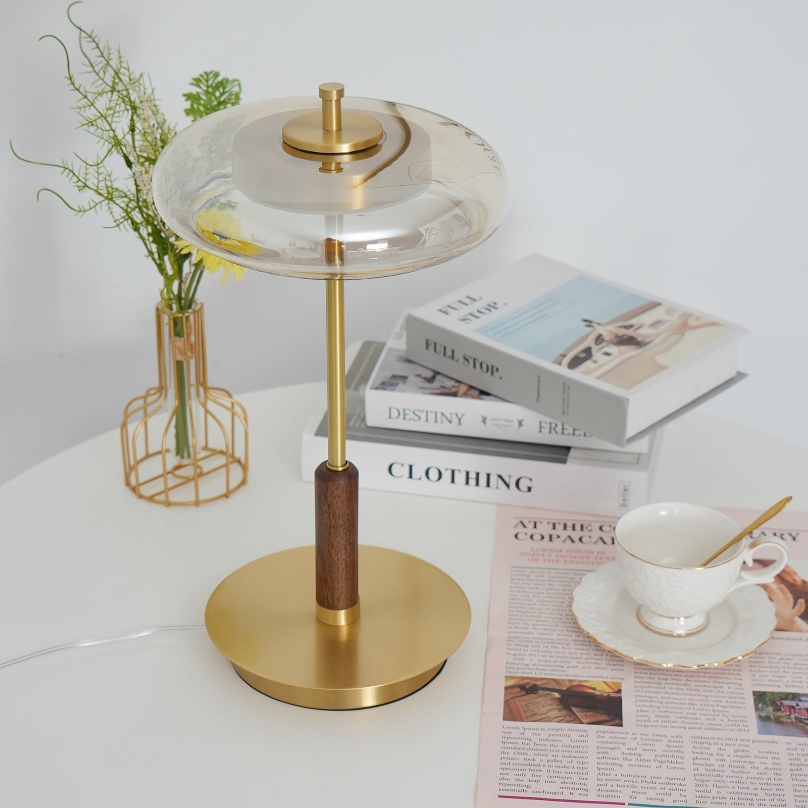 "Moderne bordlampe med elegant LED-lys, kombinerer glass og metall for et stilrent uttrykk, perfekt for stuebordet."