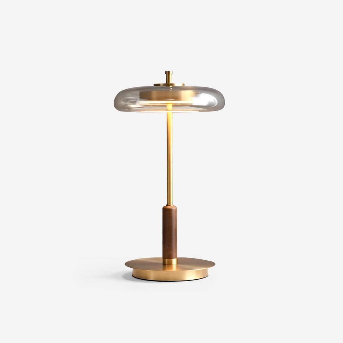 "Moderne bordlampe med elegant LED-lys, kombinerer glass og metall for et stilrent uttrykk, perfekt for stuebordet."