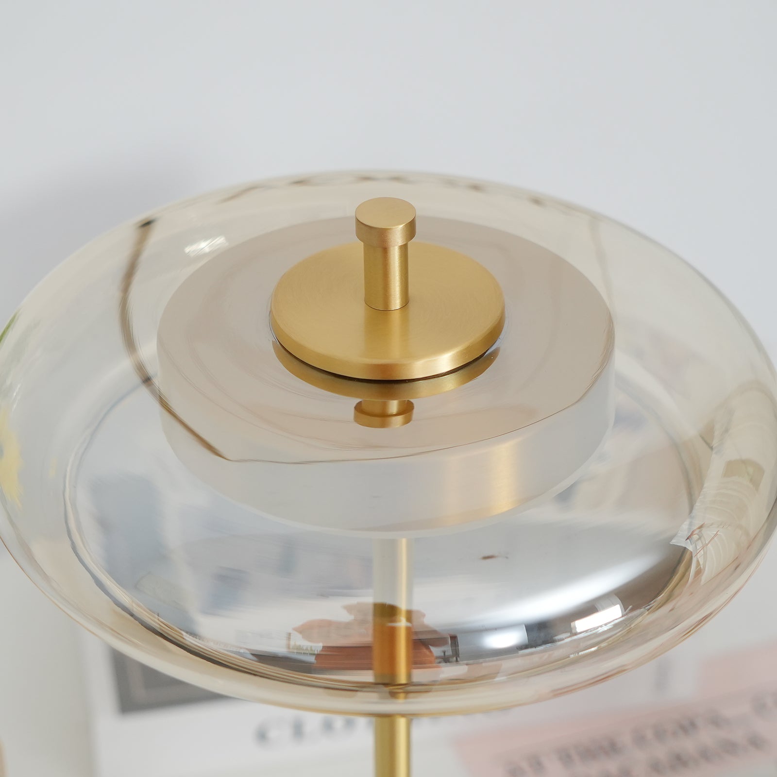 "Moderne bordlampe med elegant LED-lys, kombinerer glass og metall for et stilrent uttrykk, perfekt for stuebordet."