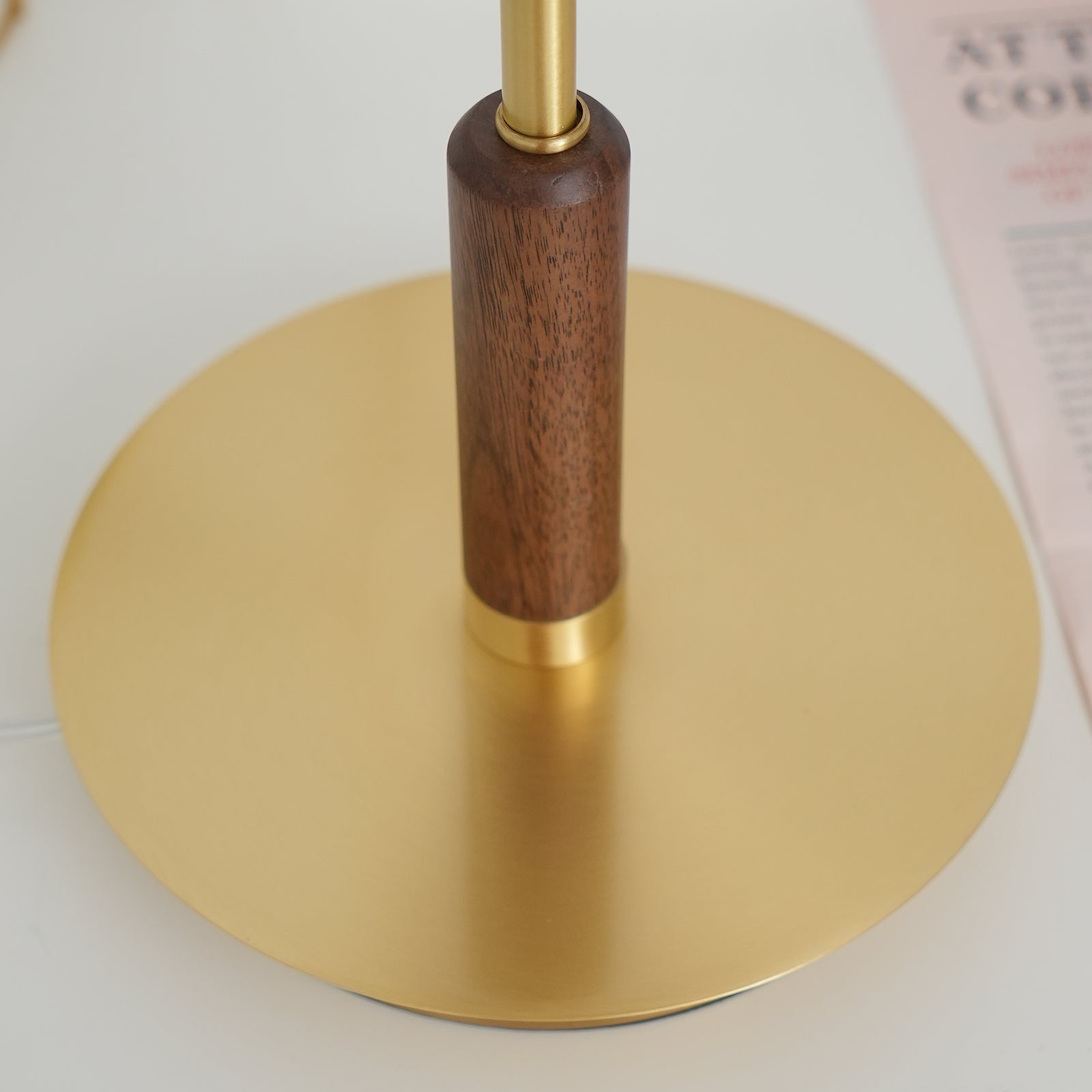 "Moderne bordlampe med elegant LED-lys, kombinerer glass og metall for et stilrent uttrykk, perfekt for stuebordet."