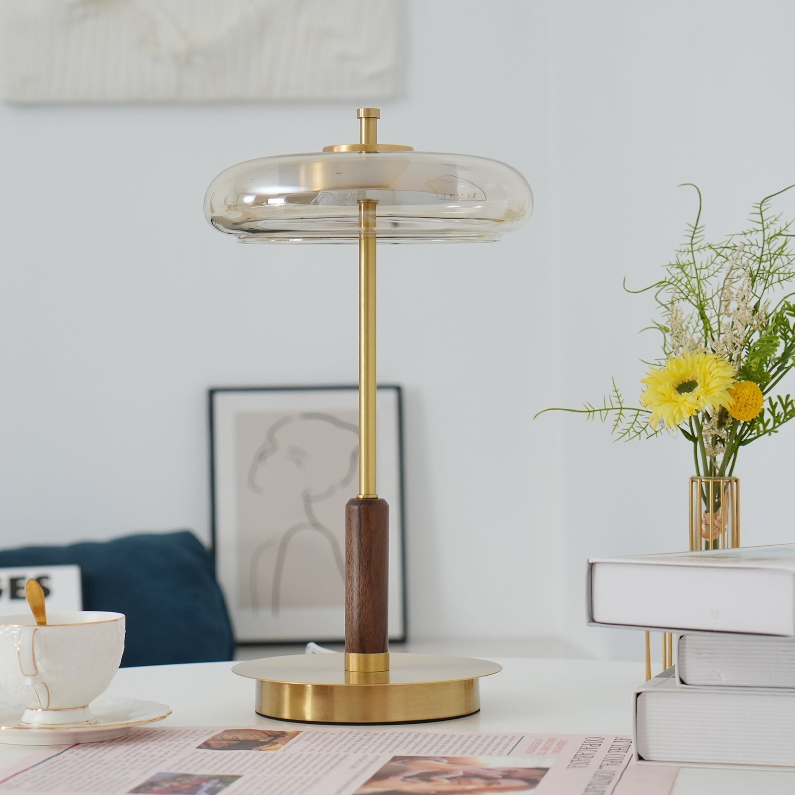 "Moderne bordlampe med elegant LED-lys, kombinerer glass og metall for et stilrent uttrykk, perfekt for stuebordet."