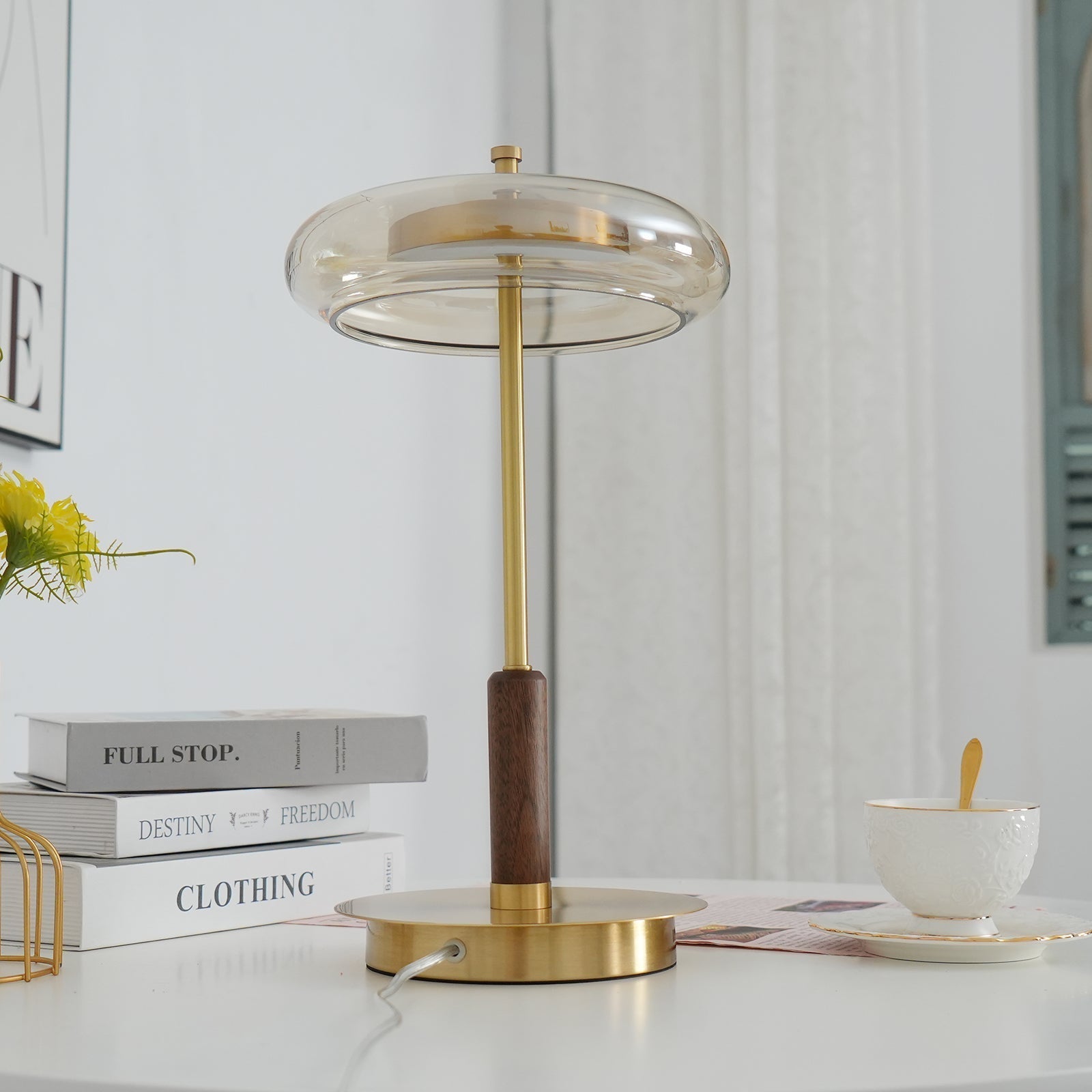 "Moderne bordlampe med elegant LED-lys, kombinerer glass og metall for et stilrent uttrykk, perfekt for stuebordet."