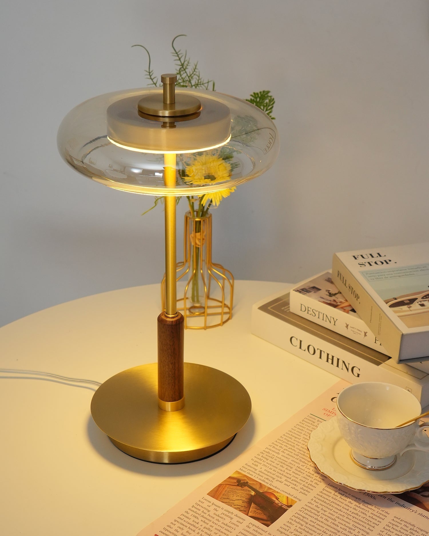 "Moderne bordlampe med elegant LED-lys, kombinerer glass og metall for et stilrent uttrykk, perfekt for stuebordet."