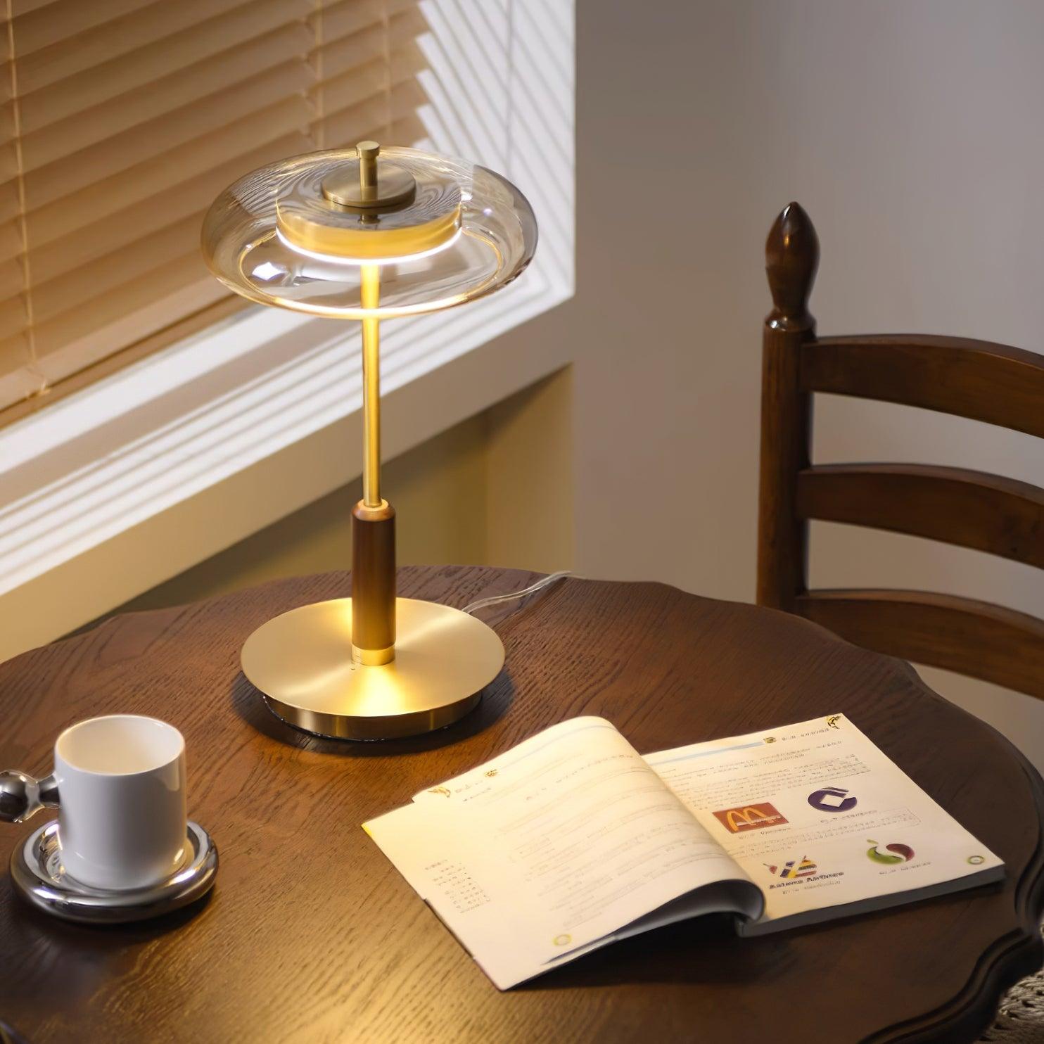 "Moderne bordlampe med elegant LED-lys, kombinerer glass og metall for et stilrent uttrykk, perfekt for stuebordet."