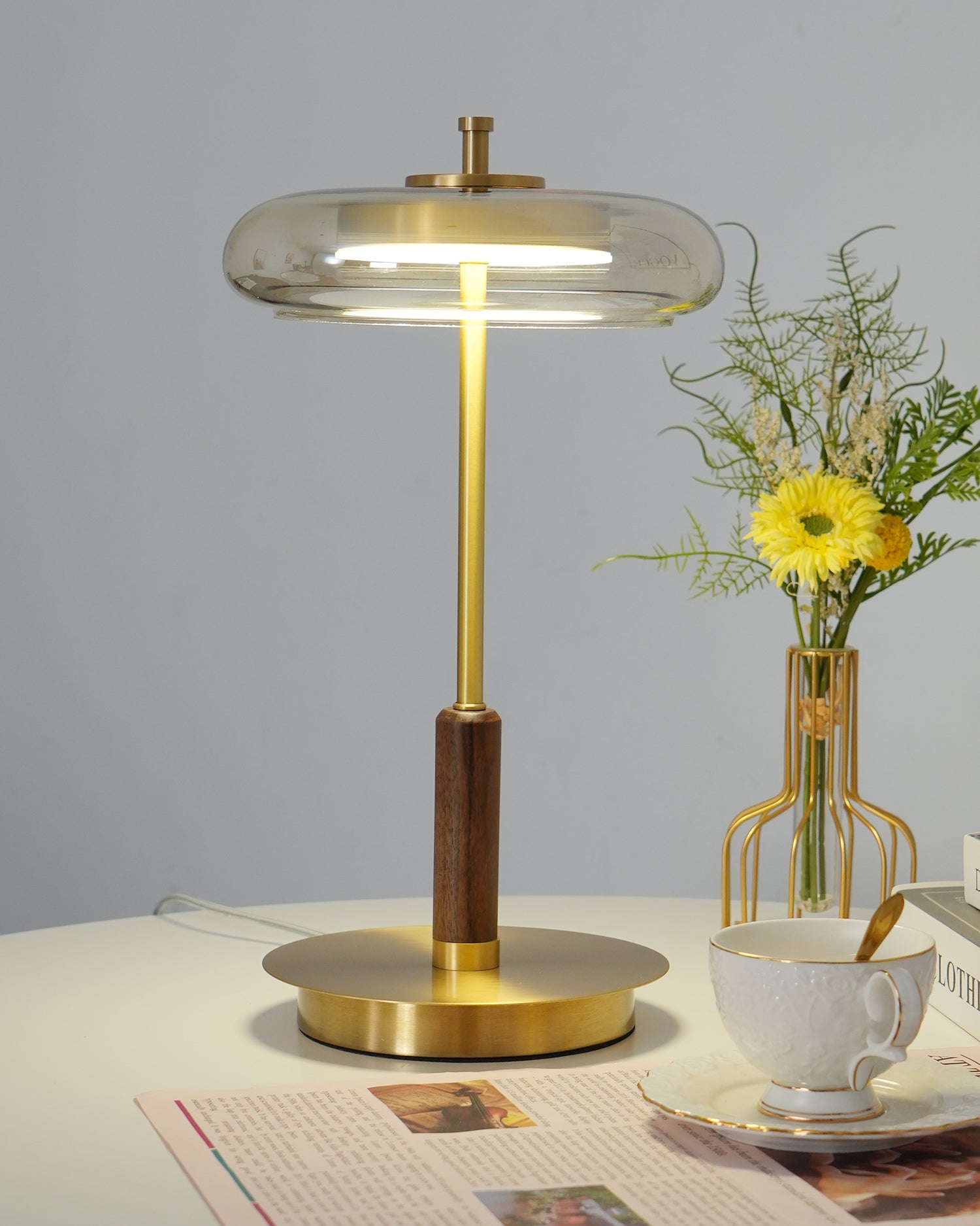 "Moderne bordlampe med elegant LED-lys, kombinerer glass og metall for et stilrent uttrykk, perfekt for stuebordet."