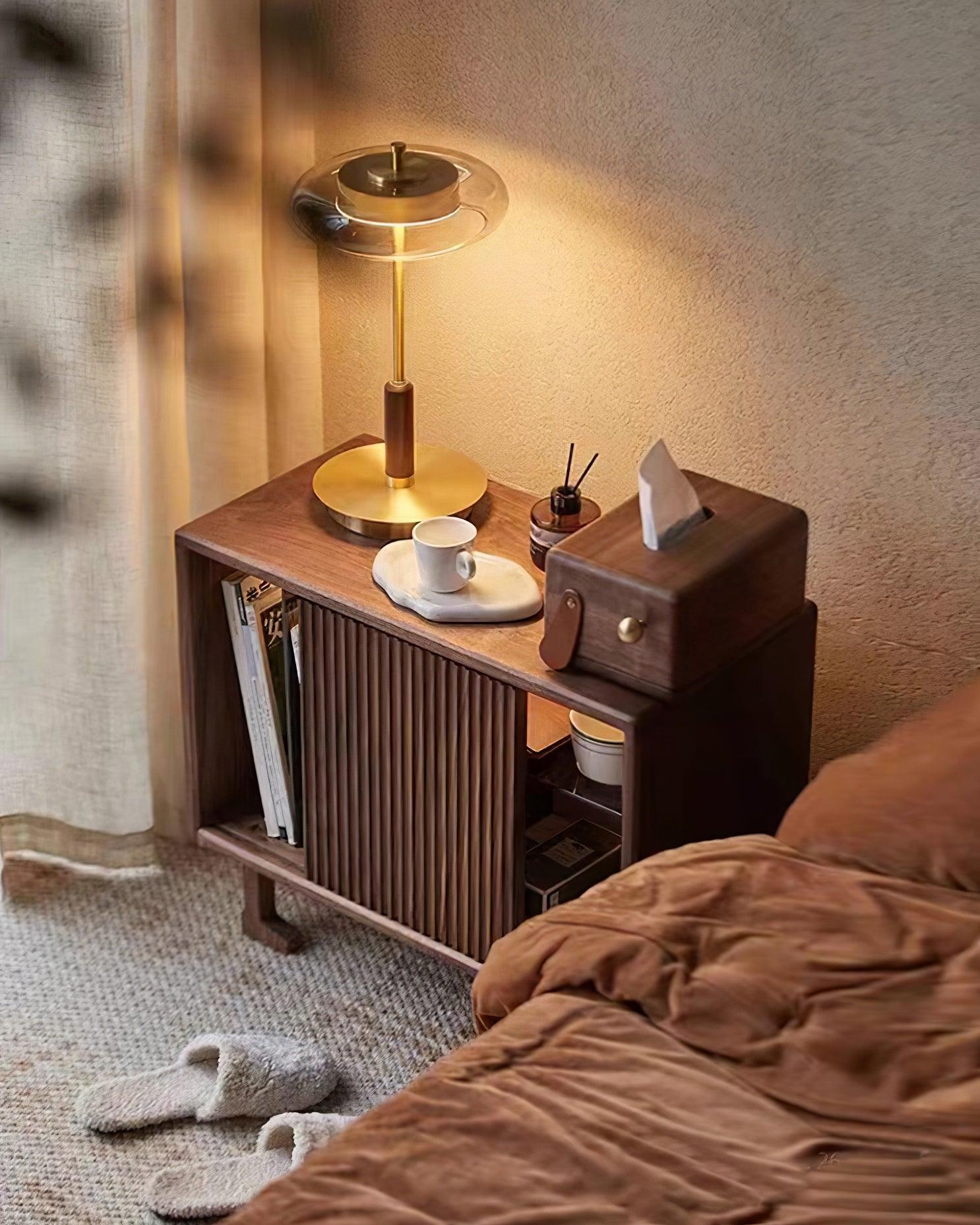 "Moderne bordlampe med elegant LED-lys, kombinerer glass og metall for et stilrent uttrykk, perfekt for stuebordet."