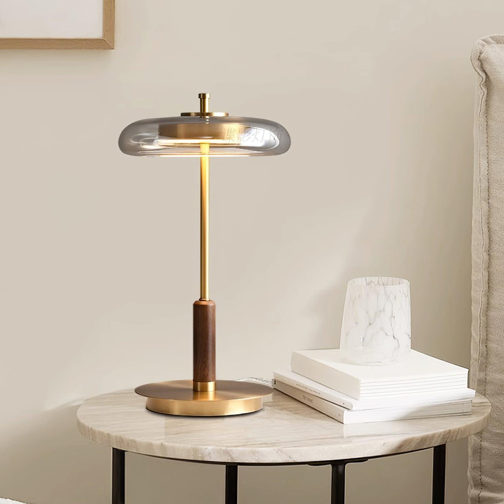 "Moderne bordlampe med elegant LED-lys, kombinerer glass og metall for et stilrent uttrykk, perfekt for stuebordet."