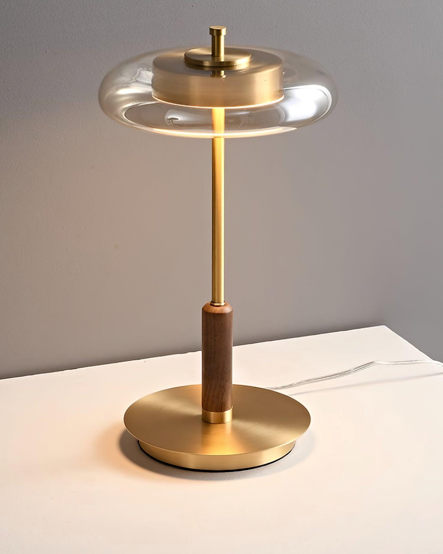 "Moderne bordlampe med elegant LED-lys, kombinerer glass og metall for et stilrent uttrykk, perfekt for stuebordet."