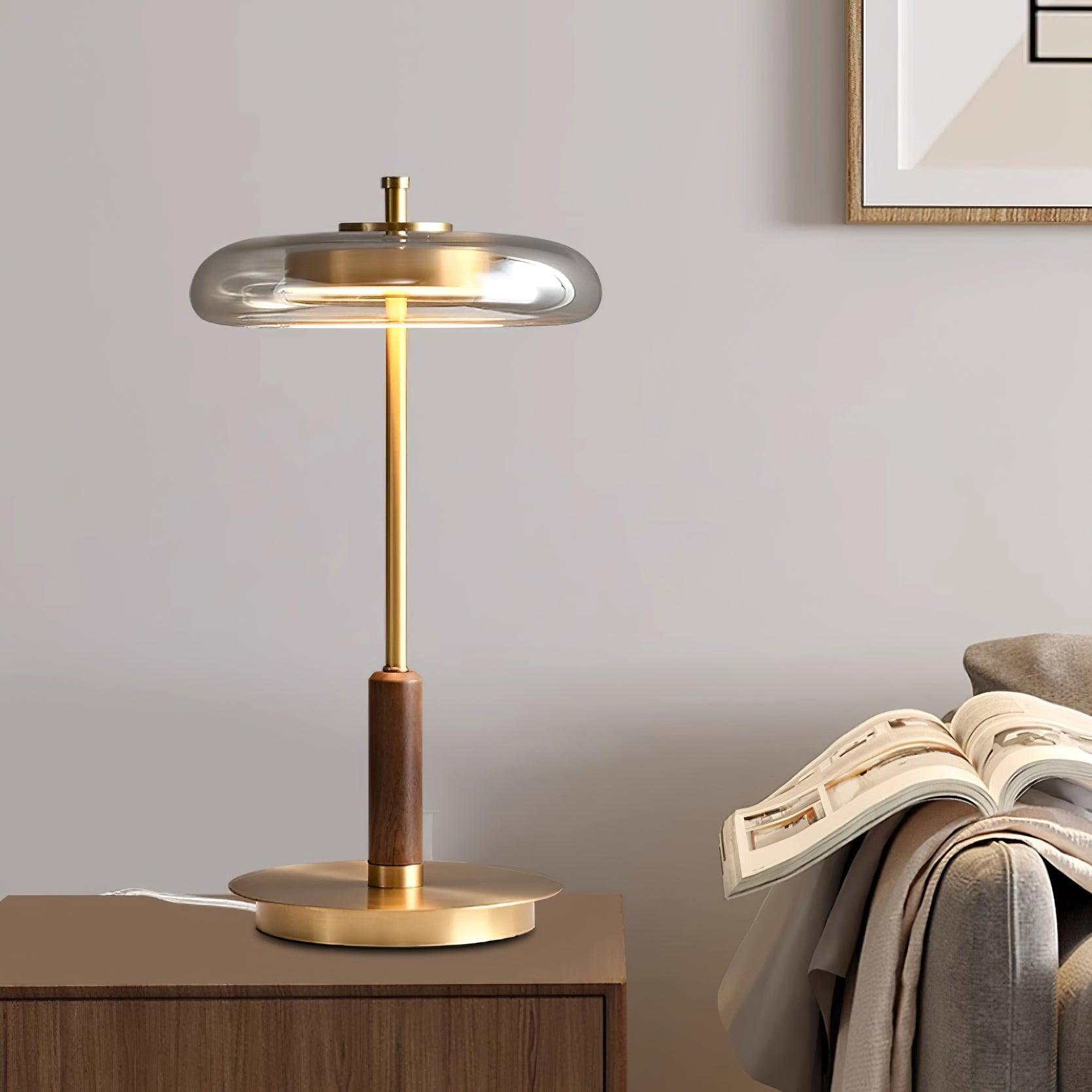 "Moderne bordlampe med elegant LED-lys, kombinerer glass og metall for et stilrent uttrykk, perfekt for stuebordet."