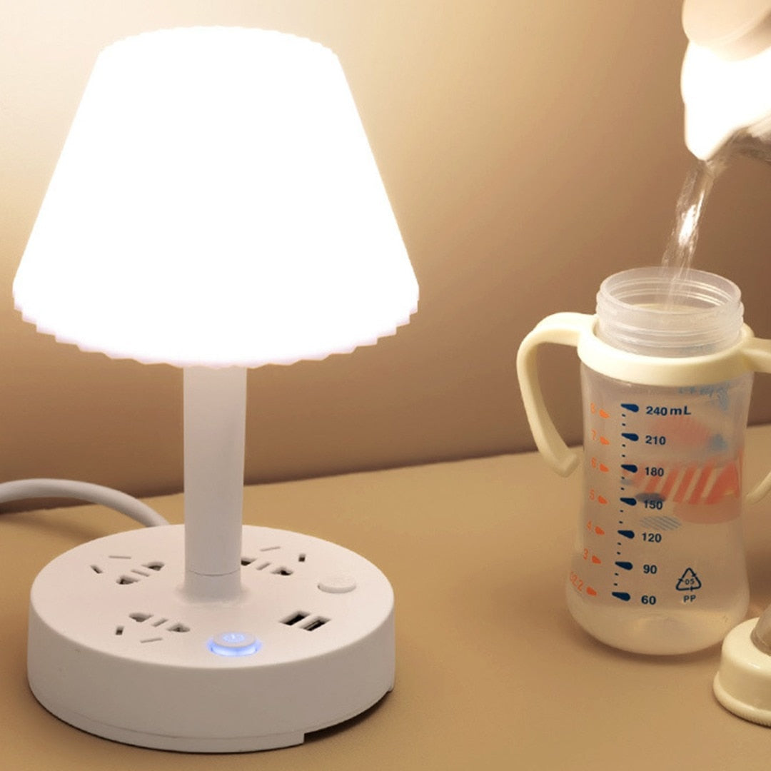 Praktisk USB-lampe og ladestasjon med flere strømuttak for moderne hjem. Perfekt for soverom eller stue.