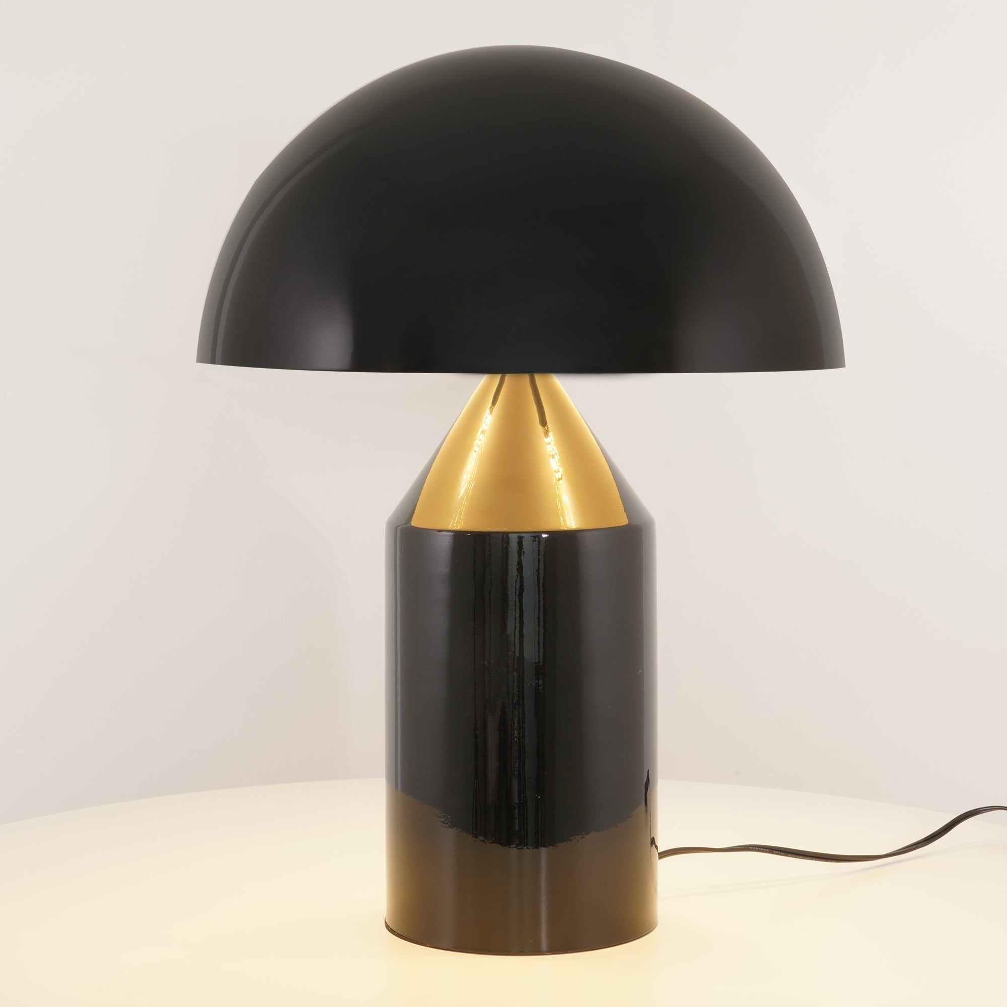 Dekorlampe: Moderne bordlampe med særpreget geometrisk design. Skap unikt interiør med denne designlampen.