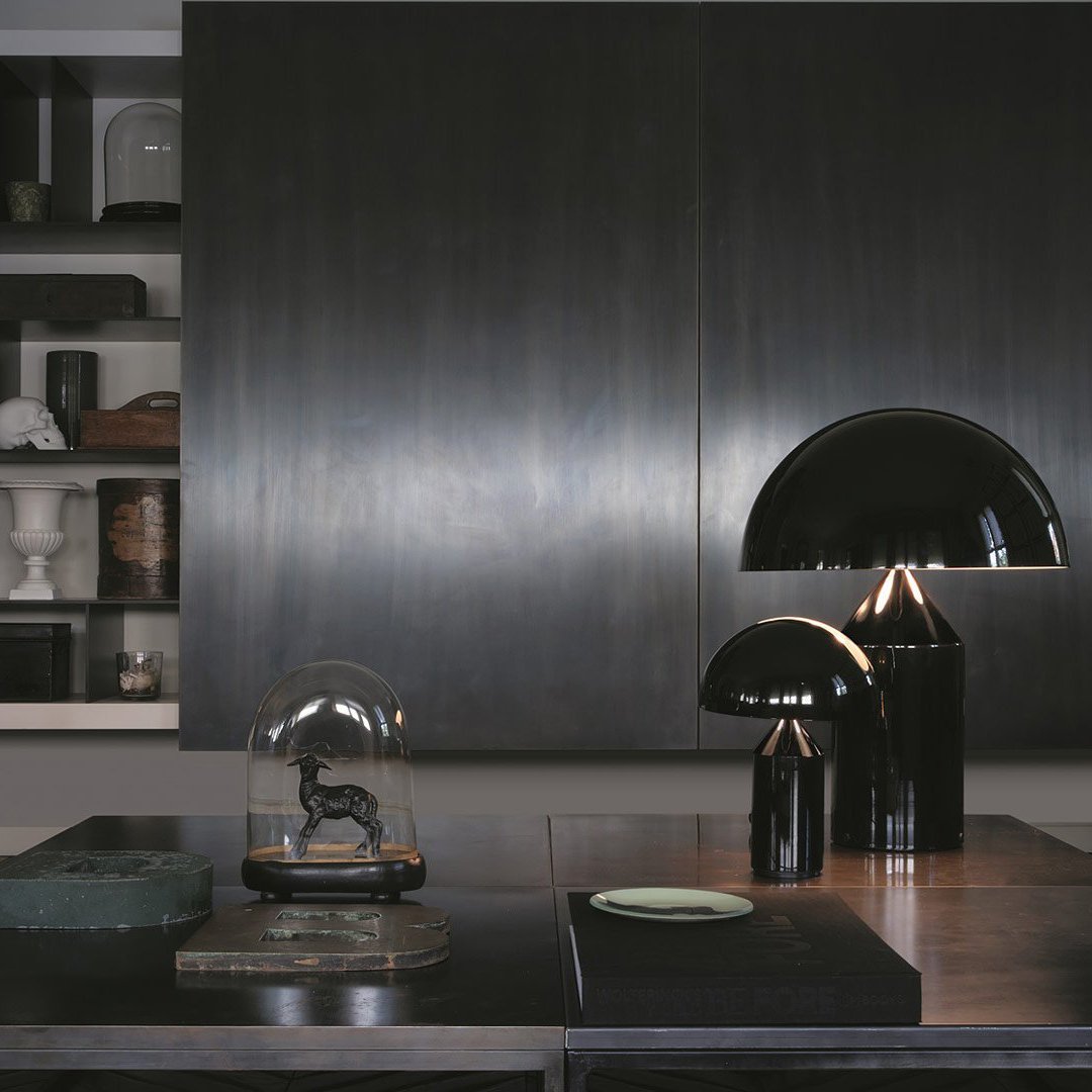 Moderne bordlampe som gir fokusert belysning. Geometrisk design for kontorlampe eller stemningsfull stuebelysning.