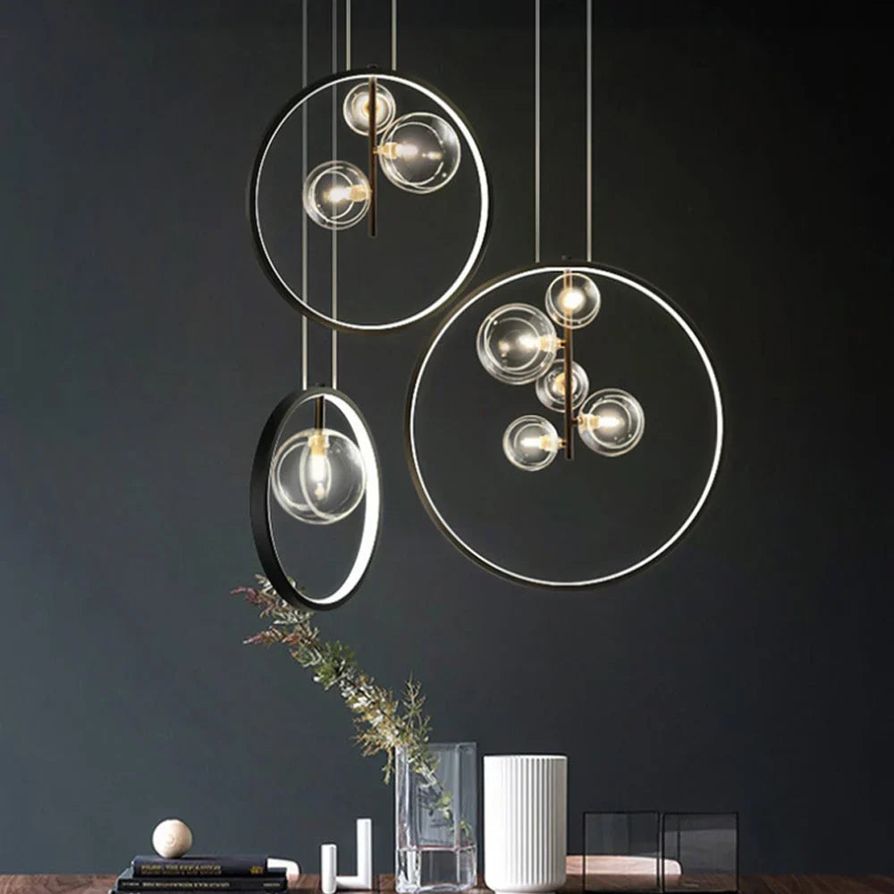 "Moderne bubble glass pendellampe i industriell stil, akryl og metall, med elegant burdesign. Perfekt for interiører."