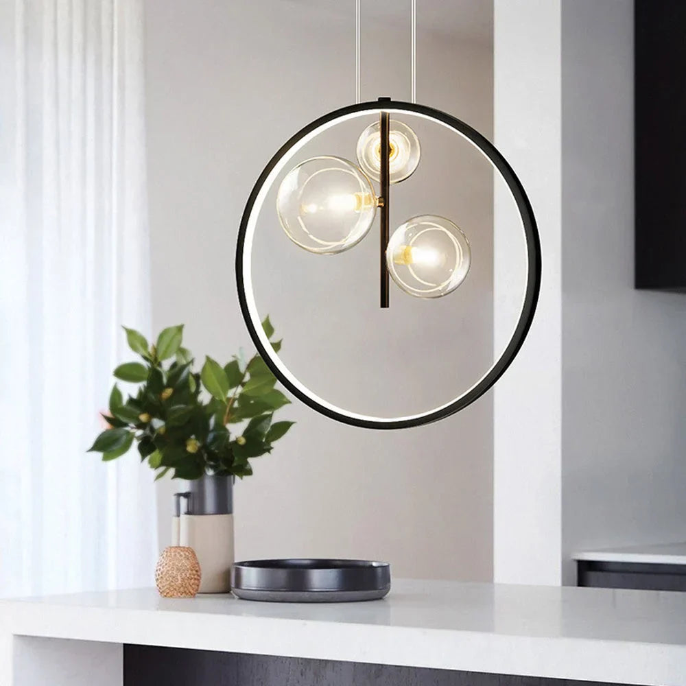 "Moderne bubble glass pendellampe i industriell stil, akryl og metall, med elegant burdesign. Perfekt for interiører."