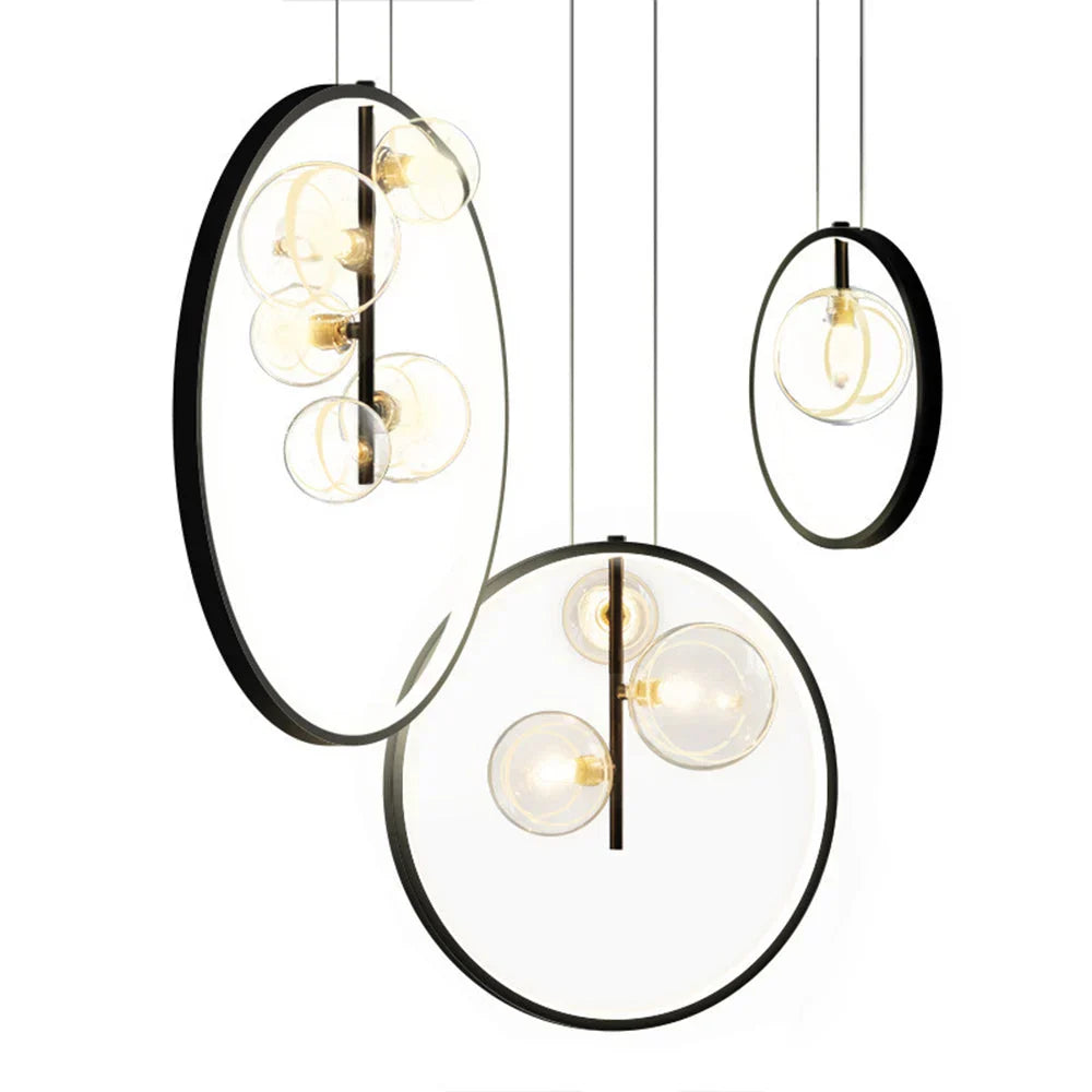 "Moderne bubble glass pendellampe i industriell stil, akryl og metall, med elegant burdesign. Perfekt for interiører."