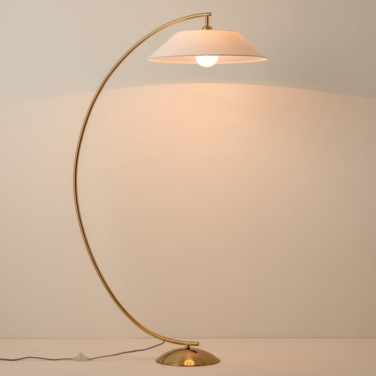 Moderne Circo gulvlampe med elegant stoffskjerm og solid stålfot gir varmt lys, passer perfekt til moderne interiører.